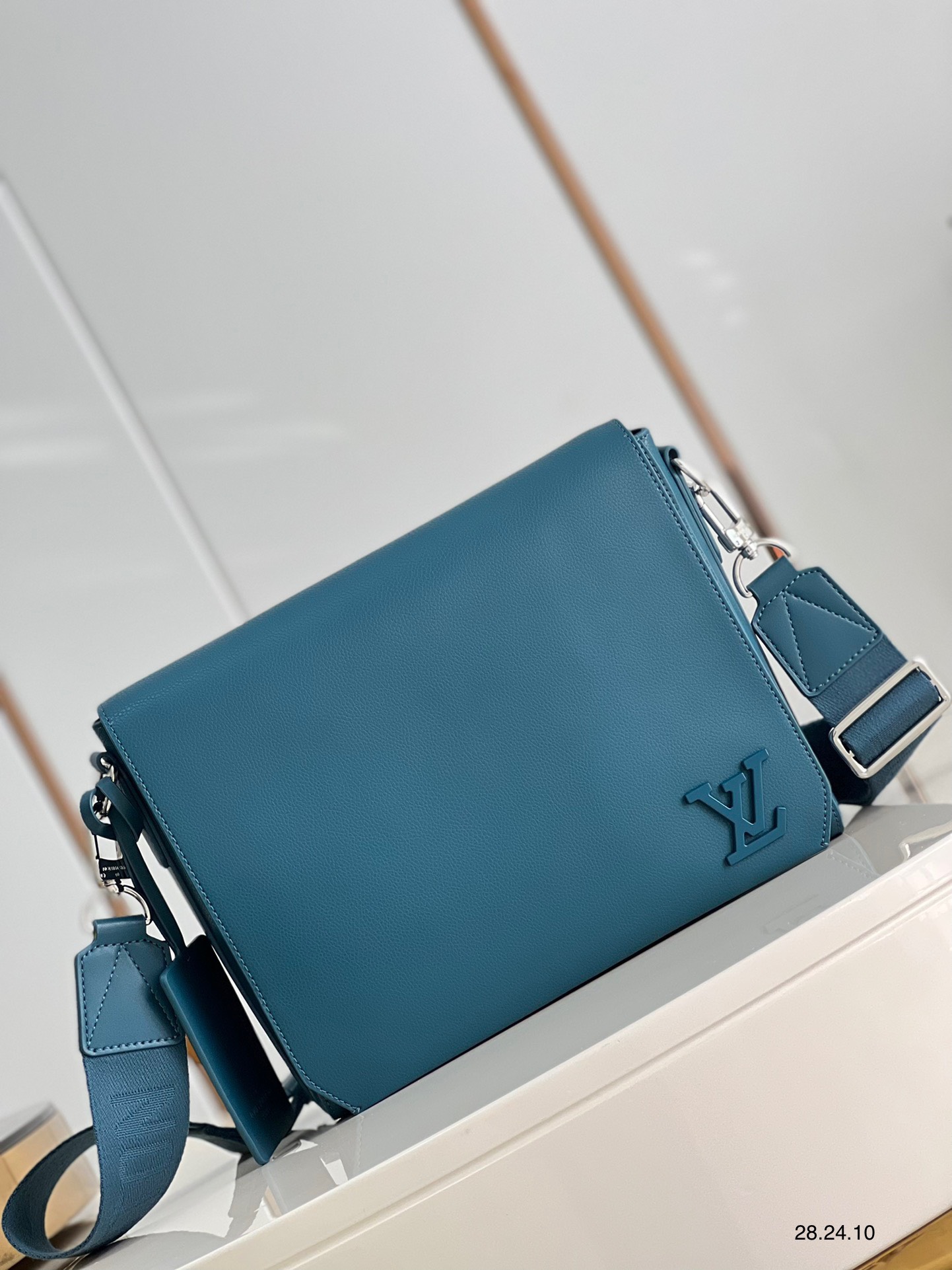 z3173381899288 e784792f00dfc0d59c34e41b78ec7cd5 - T&uacute;i x&aacute;ch nam Louis Vuitton Si&ecirc;u Cấp TXNLV2156