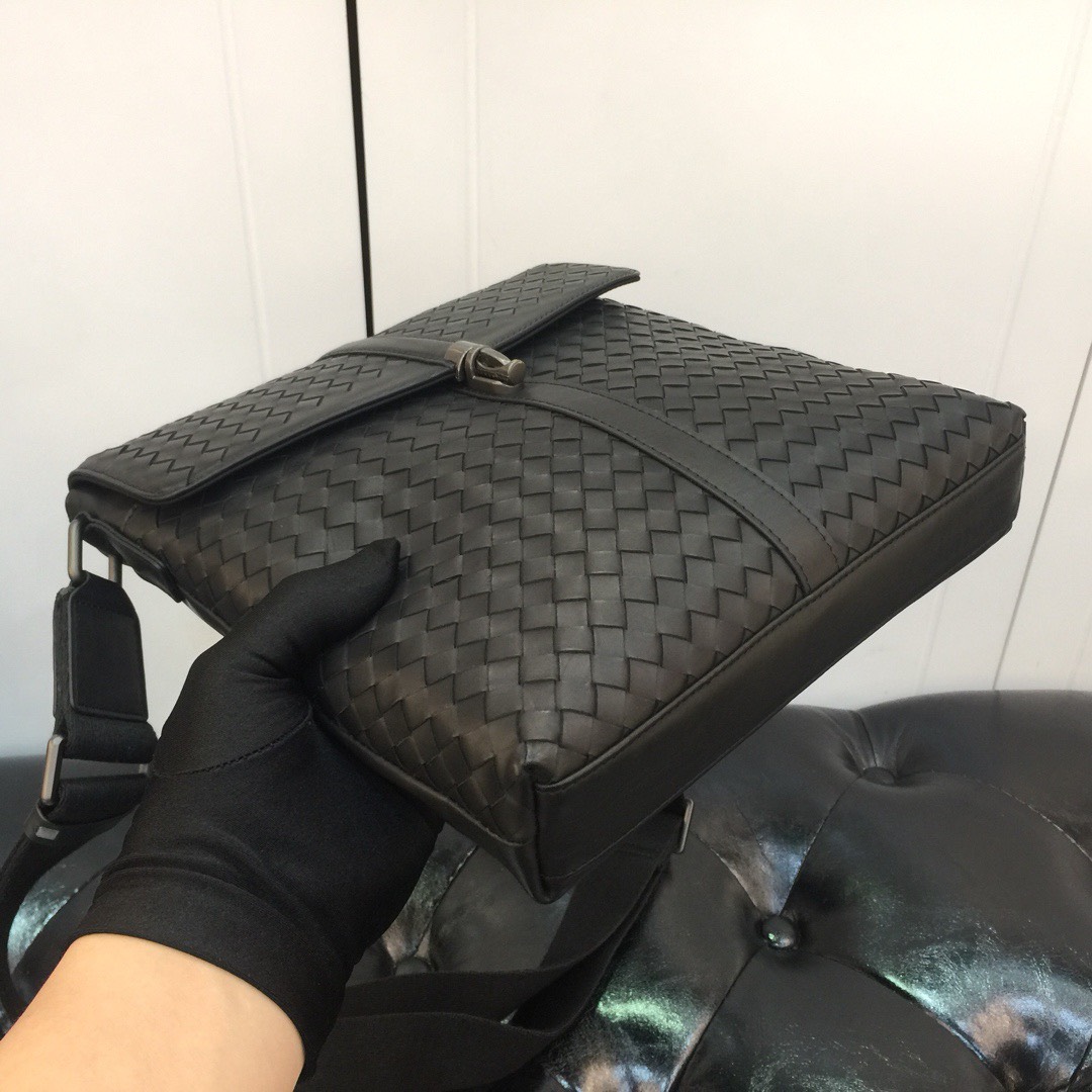 z3213044588132 8af9e23620648a9993519fdc1f9c95ec - T&uacute;i x&aacute;ch nam Bottega Veneta Si&ecirc;u Cấp TXNSC2214