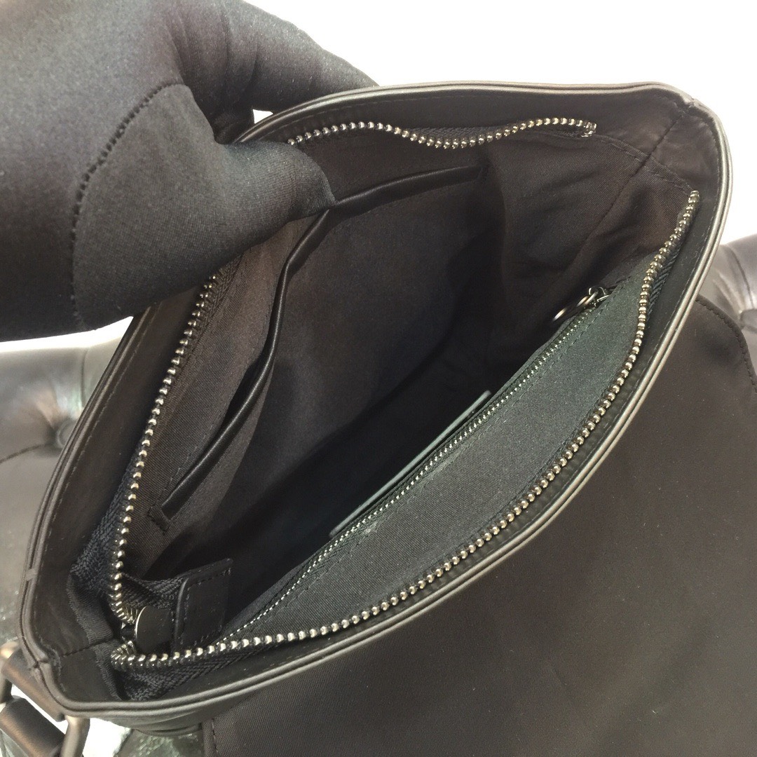 z3213044609396 41a1492a9fa323f53706912d8c22eef5 - T&uacute;i x&aacute;ch nam Bottega Veneta Si&ecirc;u Cấp TXNSC2214