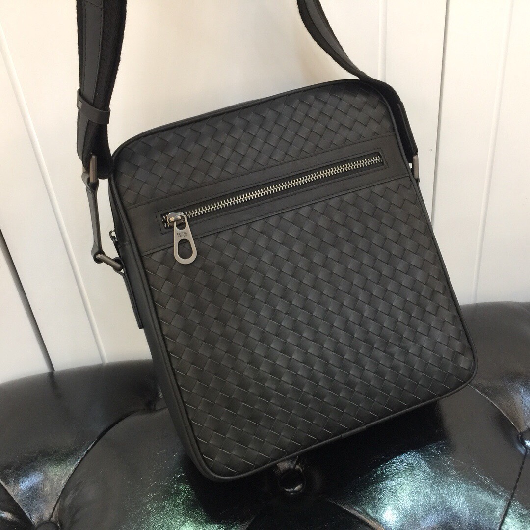 z3213053410349 d920d6e091555c1b97a2c31a8519053a - T&uacute;i x&aacute;ch nam Bottega Veneta Si&ecirc;u Cấp TXNSC2215