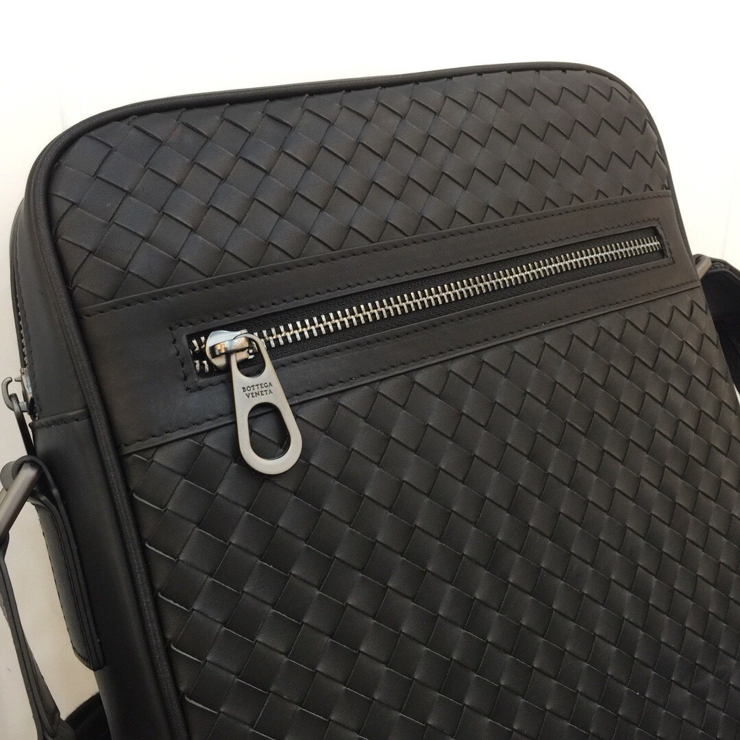 z3213053419559 7c1240e3e8fa72a97e4b997738dd30e6 - T&uacute;i x&aacute;ch nam Bottega Veneta Si&ecirc;u Cấp TXNSC2215