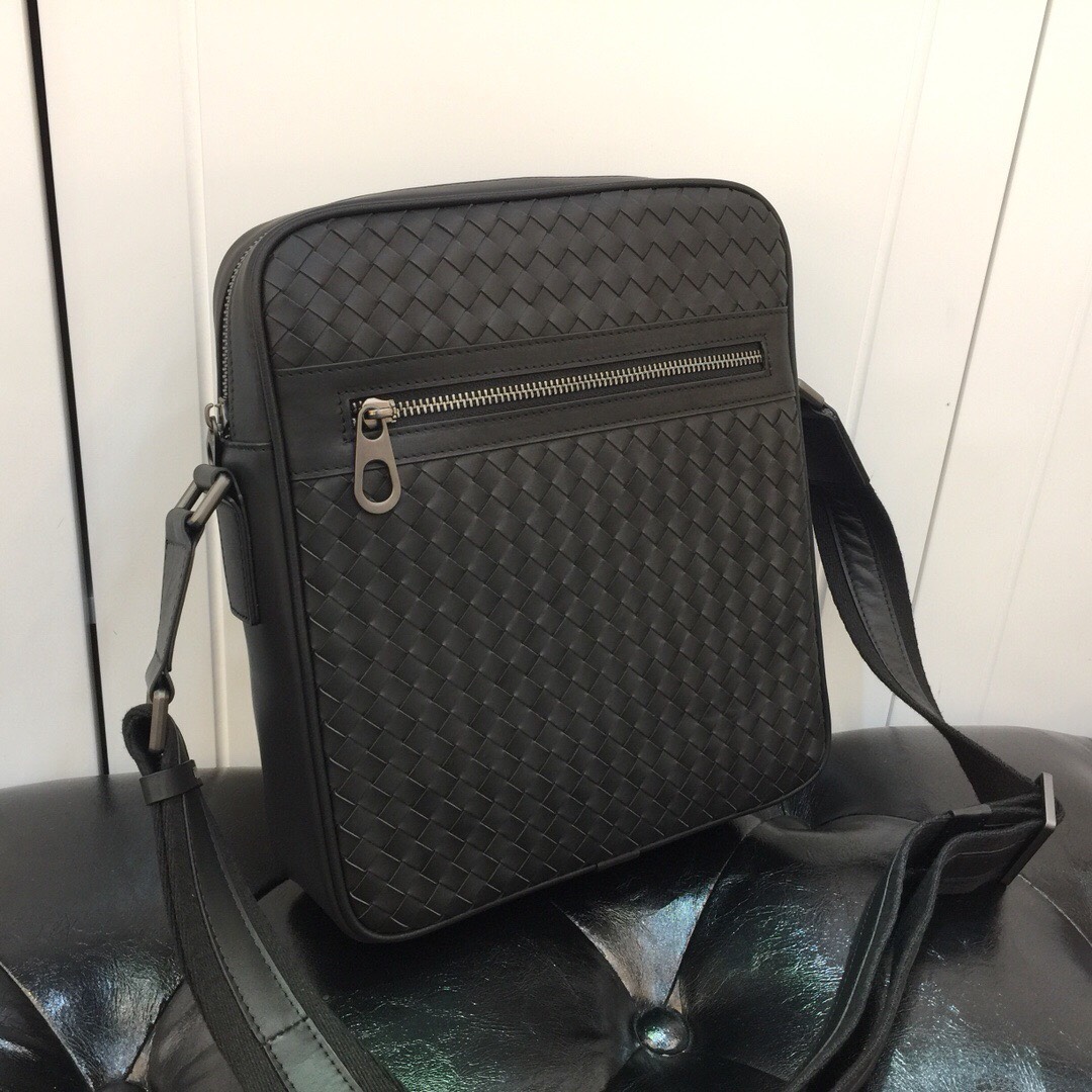 z3213053441896 b115695cb1db5caee4832b58bcb4865b - T&uacute;i x&aacute;ch nam Bottega Veneta Si&ecirc;u Cấp TXNSC2215