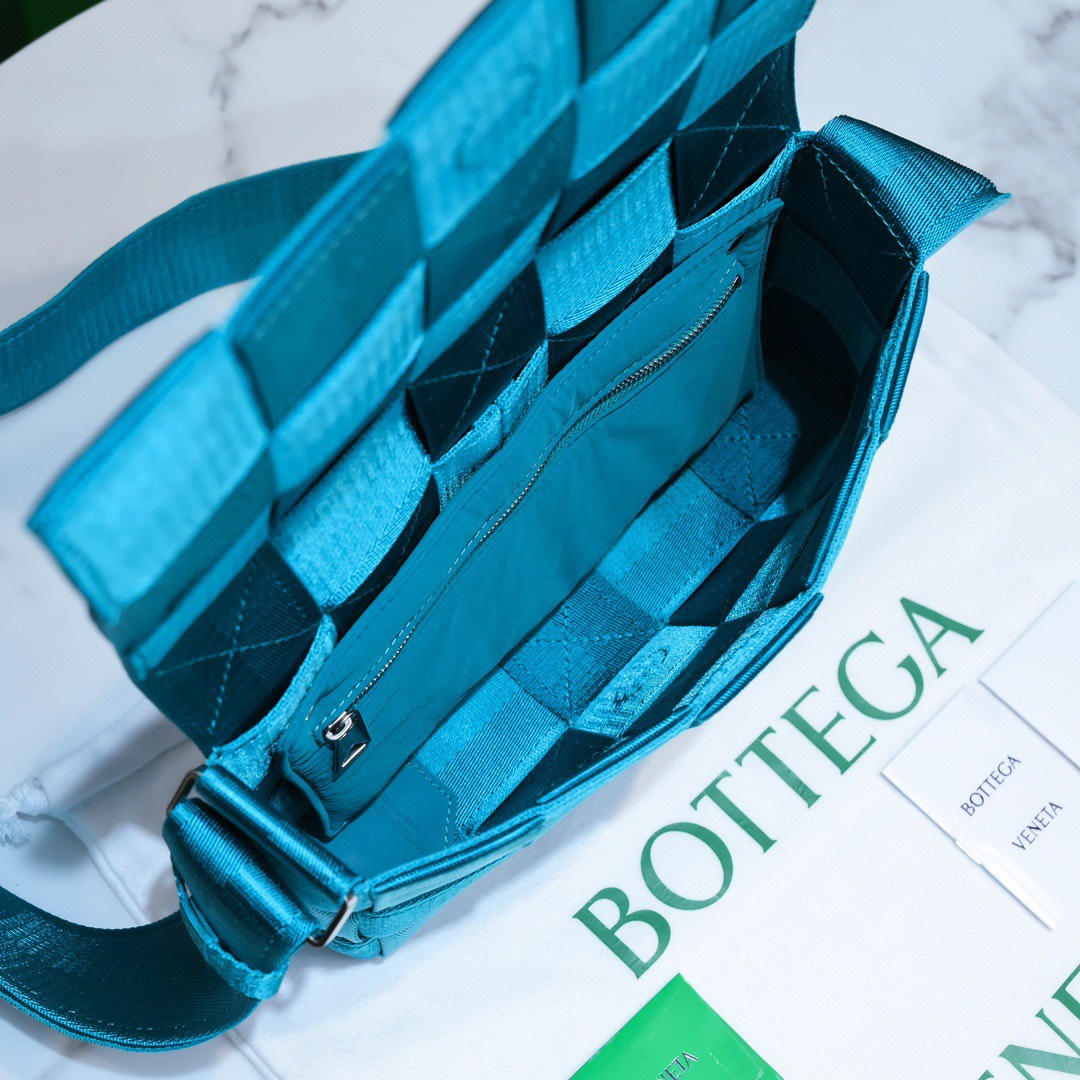 z3213054648506 d1a512c64f32c81f6eba1ea2aebee48c - T&uacute;i x&aacute;ch nam Bottega Veneta Si&ecirc;u Cấp TXNSC2217