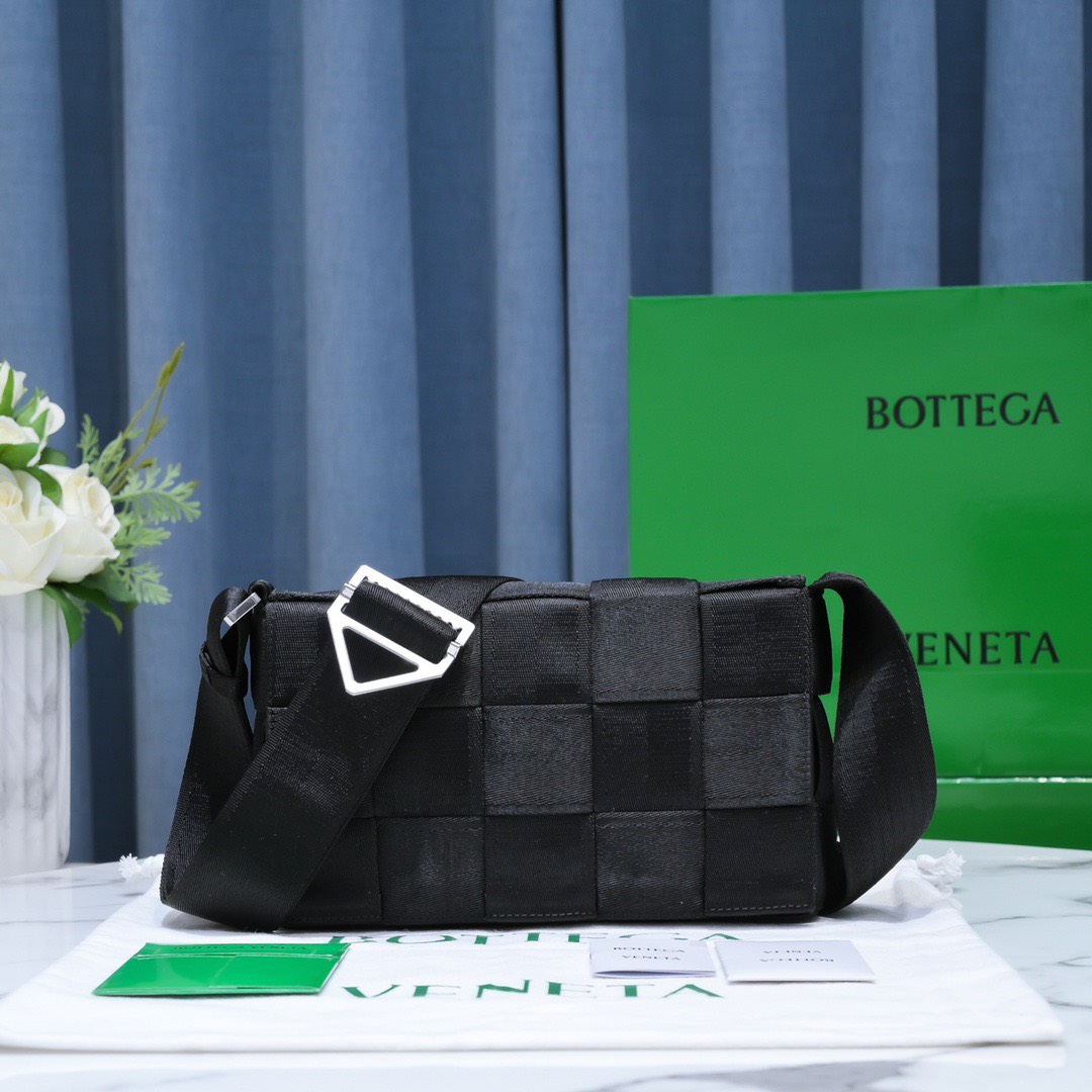 z3213054901768 2bbcced73a7e17d31f4aa71b347e05ba - T&uacute;i x&aacute;ch nam Bottega Veneta Si&ecirc;u Cấp TXNSC2218
