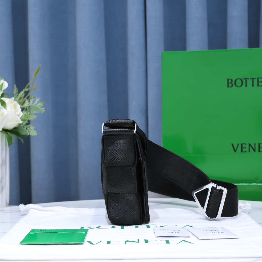 z3213054926729 ab0d23494f7cec0a4a2ebe01cd7c127a - T&uacute;i x&aacute;ch nam Bottega Veneta Si&ecirc;u Cấp TXNSC2218