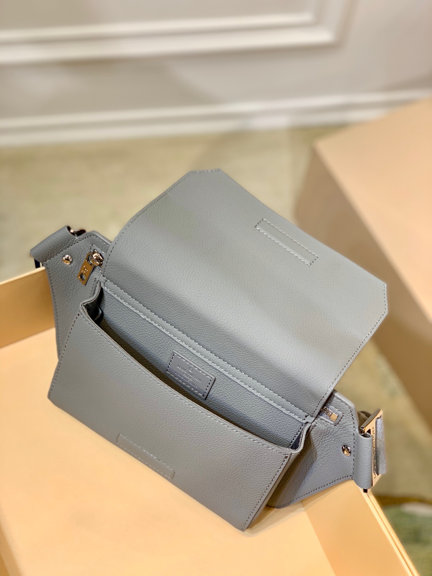 Túi xách nam Louis Vuitton Siêu Cấp TXNLV2343 z3301332053832 144958a462627d9ed3ce4136a723b270 510x680 - Túi xách nam Louis Vuitton Siêu Cấp TXNLV2343