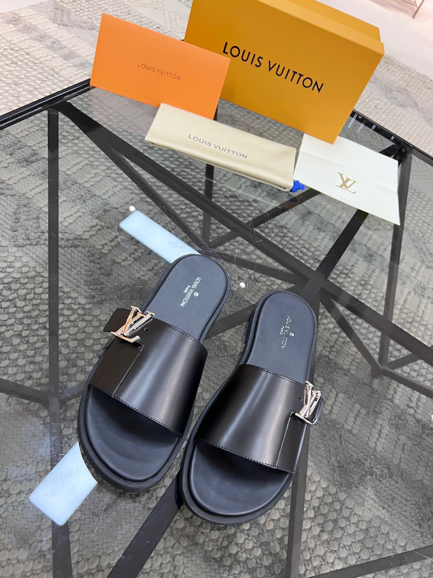 z3309458753090 c734bc1442801e53a9e686c823d2cb3a - D&eacute;p nam Louis Vuitton si&ecirc;u cấp GNSC2351