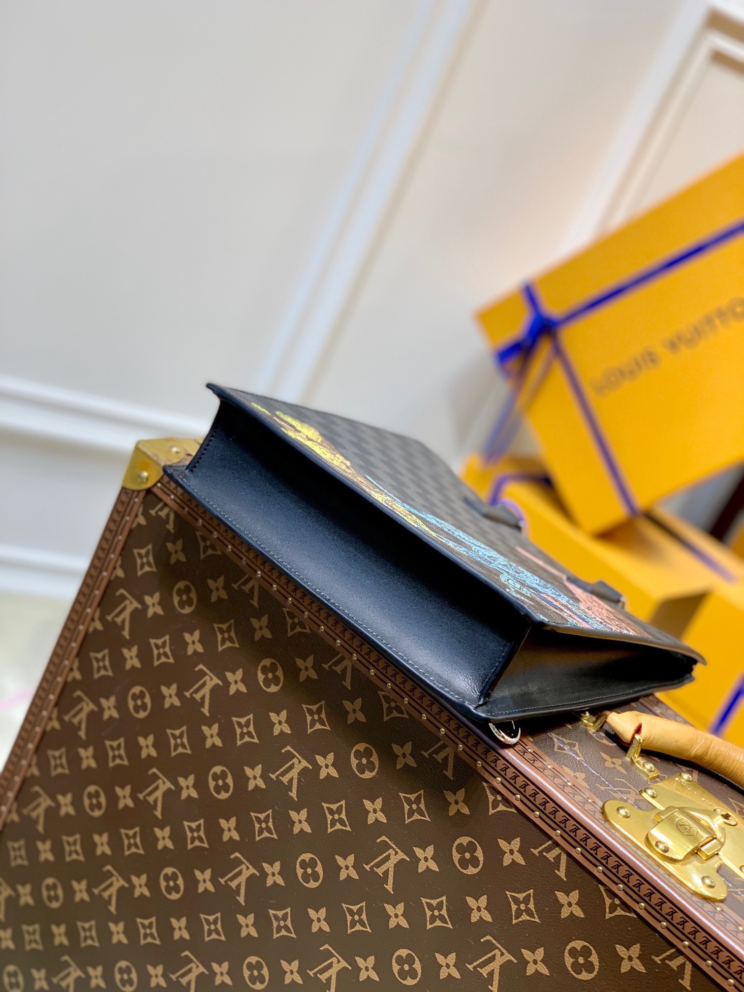 z3314648078290 e04657b45b71285d24a5c8bf2aa2df30 - T&uacute;i x&aacute;ch nam Louis Vuitton Si&ecirc;u Cấp TXNLV2355