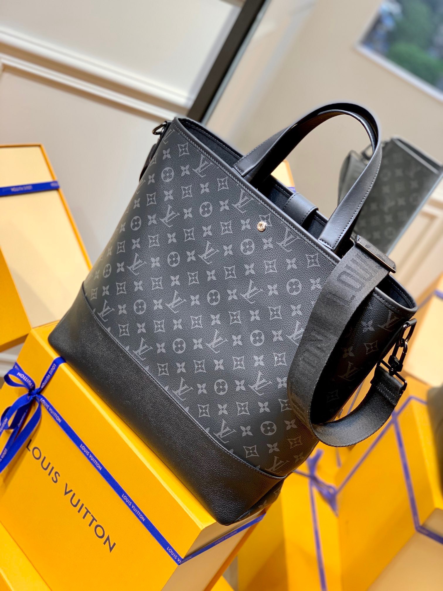 z3314648646899 a2cfff0ff92d4a5f7e5d9e40b6f72567 - Túi xách nam Louis Vuitton Siêu Cấp TXNLV2357 z3314648646899 a2cfff0ff92d4a5f7e5d9e40b6f72567 - Túi xách nam Louis Vuitton Siêu Cấp TXNLV2357