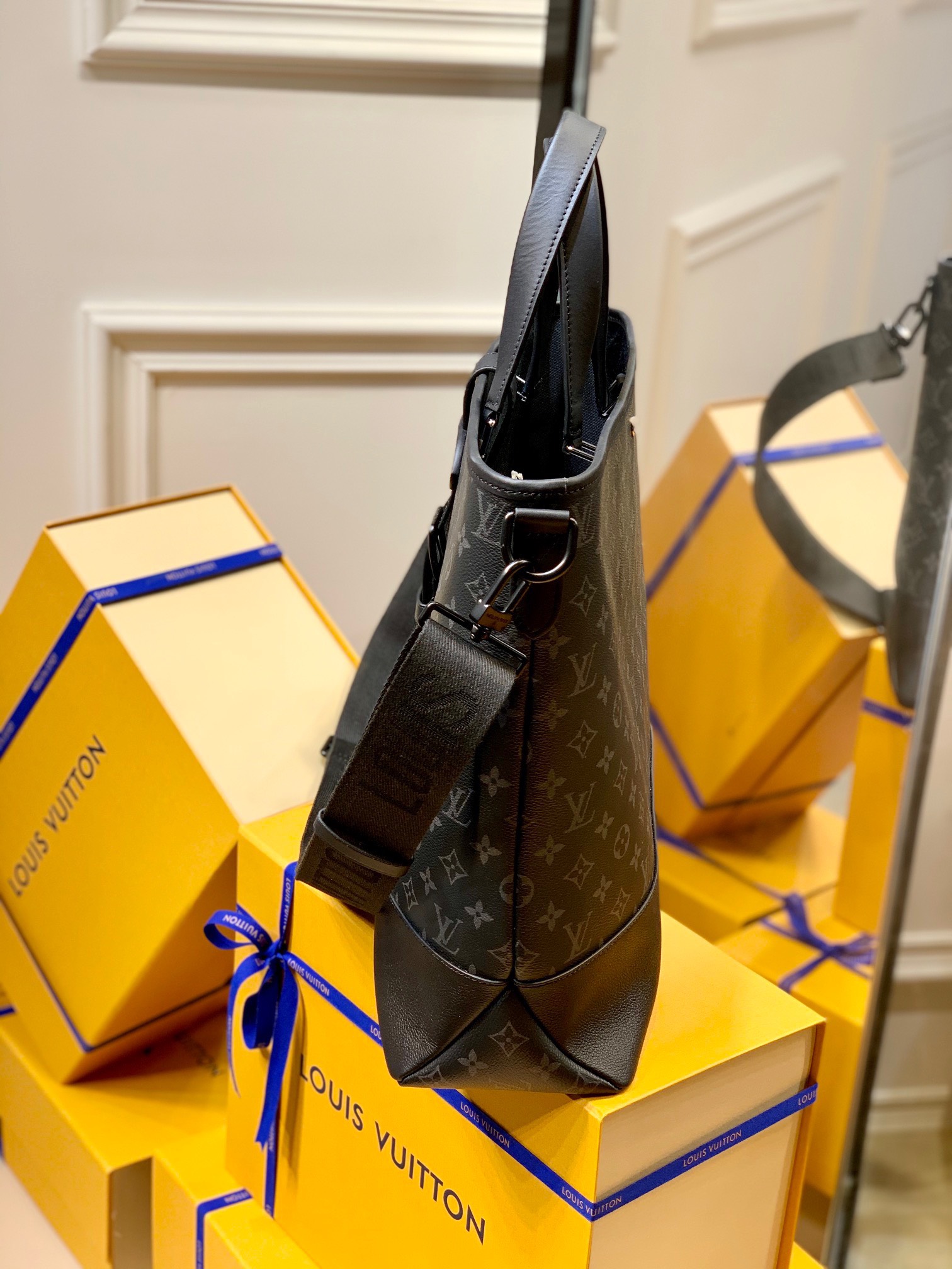 z3314648673979 bbd6e8dfd01ba9eaed222f897178bc1b - Túi xách nam Louis Vuitton Siêu Cấp TXNLV2357 z3314648673979 bbd6e8dfd01ba9eaed222f897178bc1b - Túi xách nam Louis Vuitton Siêu Cấp TXNLV2357