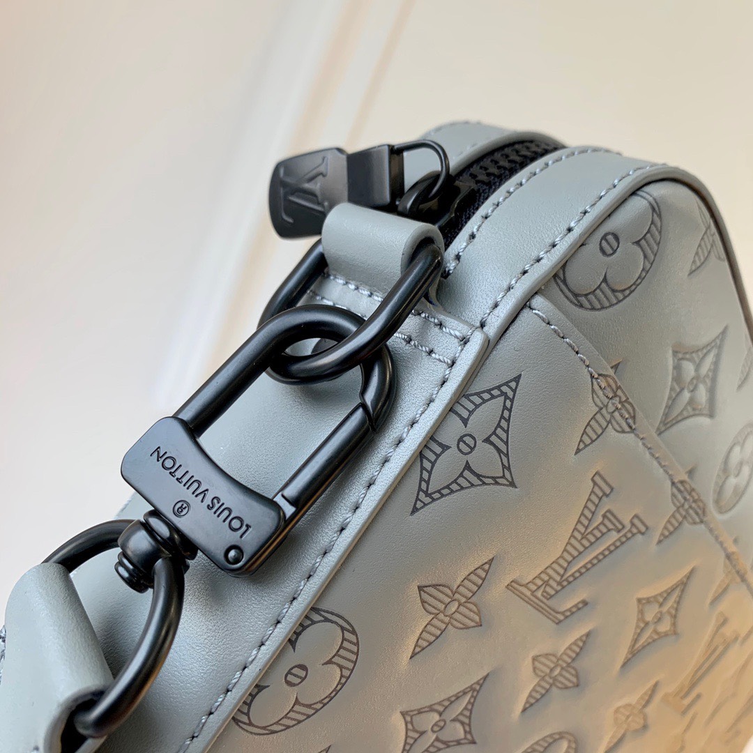 z3377146389851 6510d3e93f4076b9df232cec7d4a2161 - T&uacute;i x&aacute;ch nam Louis Vuitton Si&ecirc;u Cấp TXNLV2420