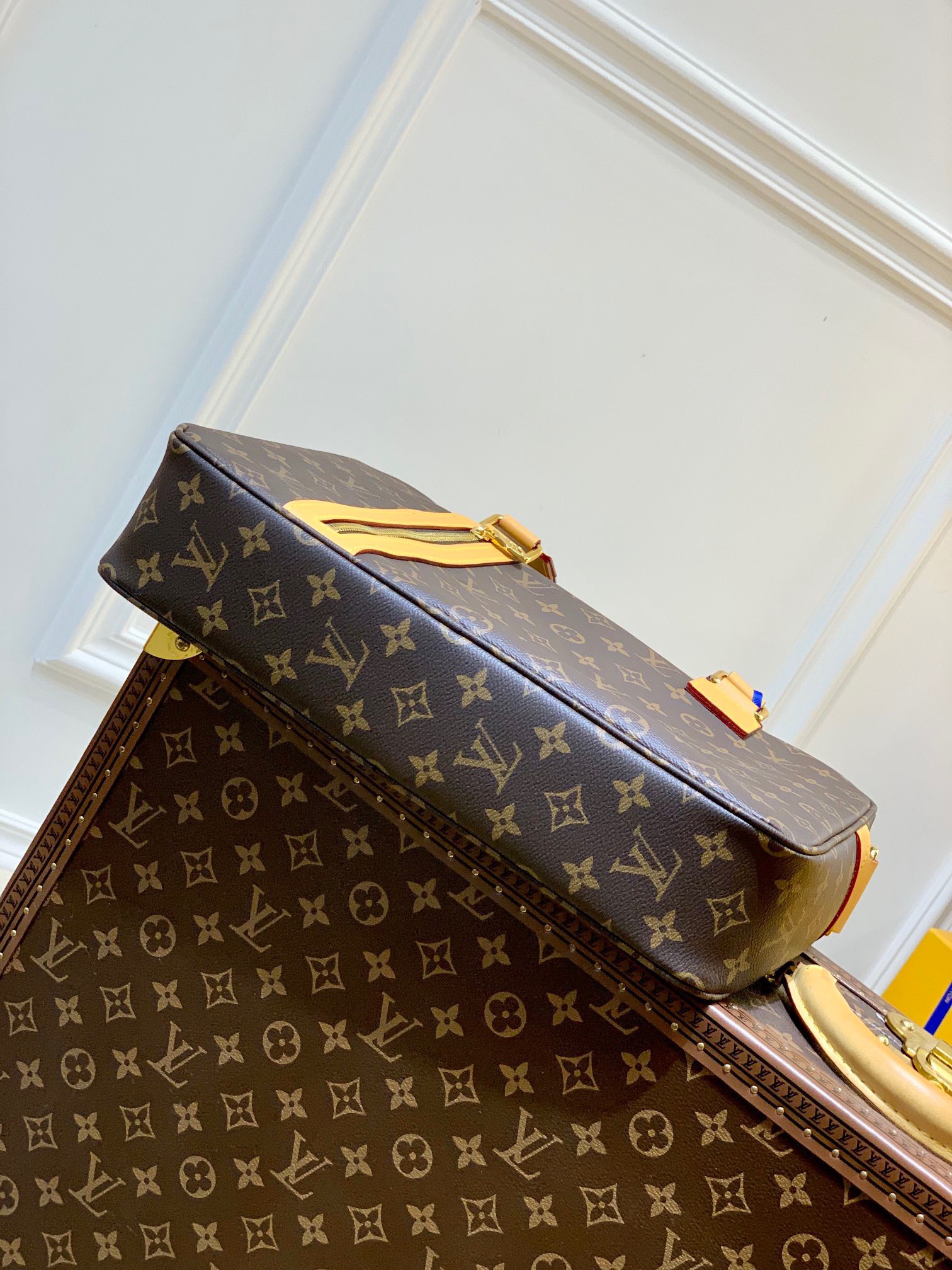 z3377146715613 28b5dbb27b7a2dbc586ee2d1dbbca8cc - T&uacute;i x&aacute;ch nam Louis Vuitton Si&ecirc;u Cấp TXNLV2421