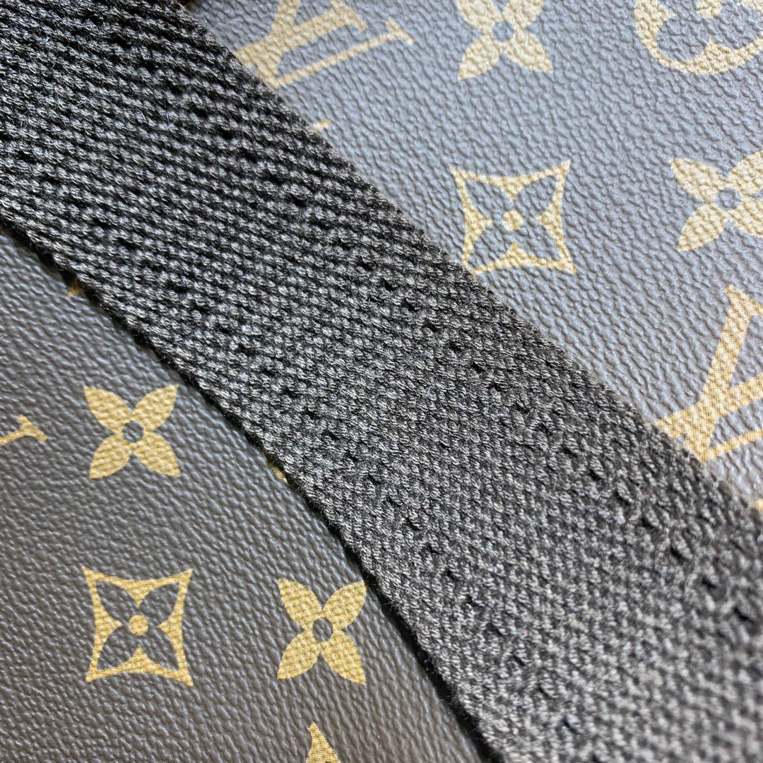 z3377146741284 0d8a5ed10b6ad572a522aeb468ef7204 - T&uacute;i x&aacute;ch nam Louis Vuitton Si&ecirc;u Cấp TXNLV2421