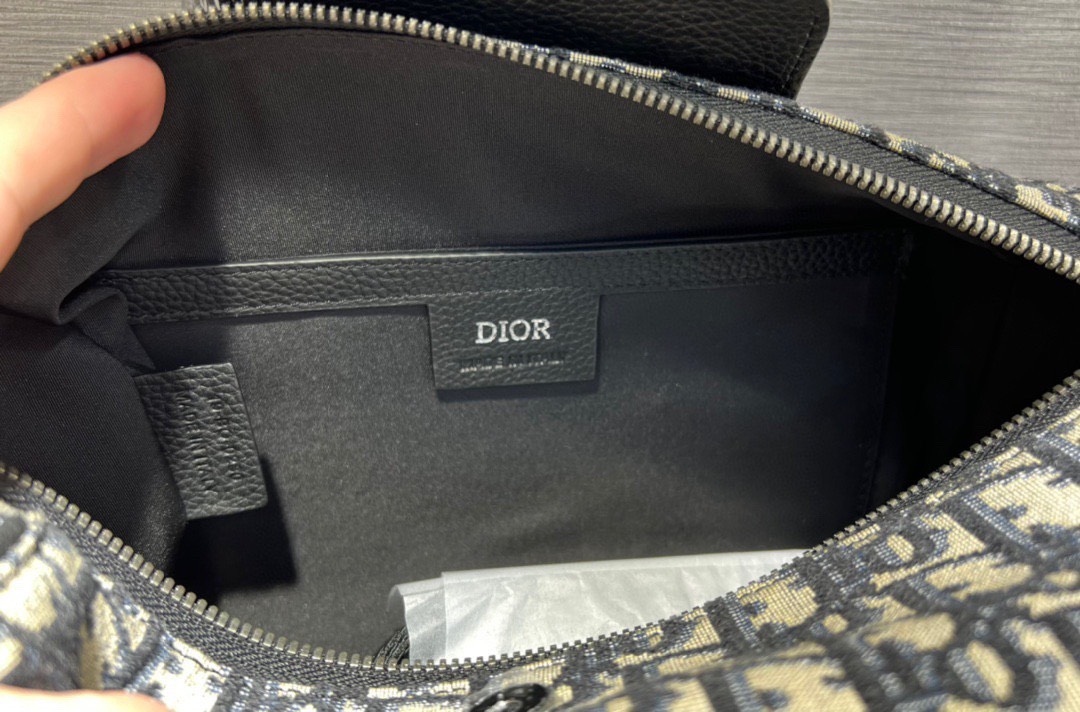 z3493432948558 25ebd3a6b63435bd479e7ad82a792c54 - T&uacute;i x&aacute;ch nam Dior si&ecirc;u cấp TXSC2516