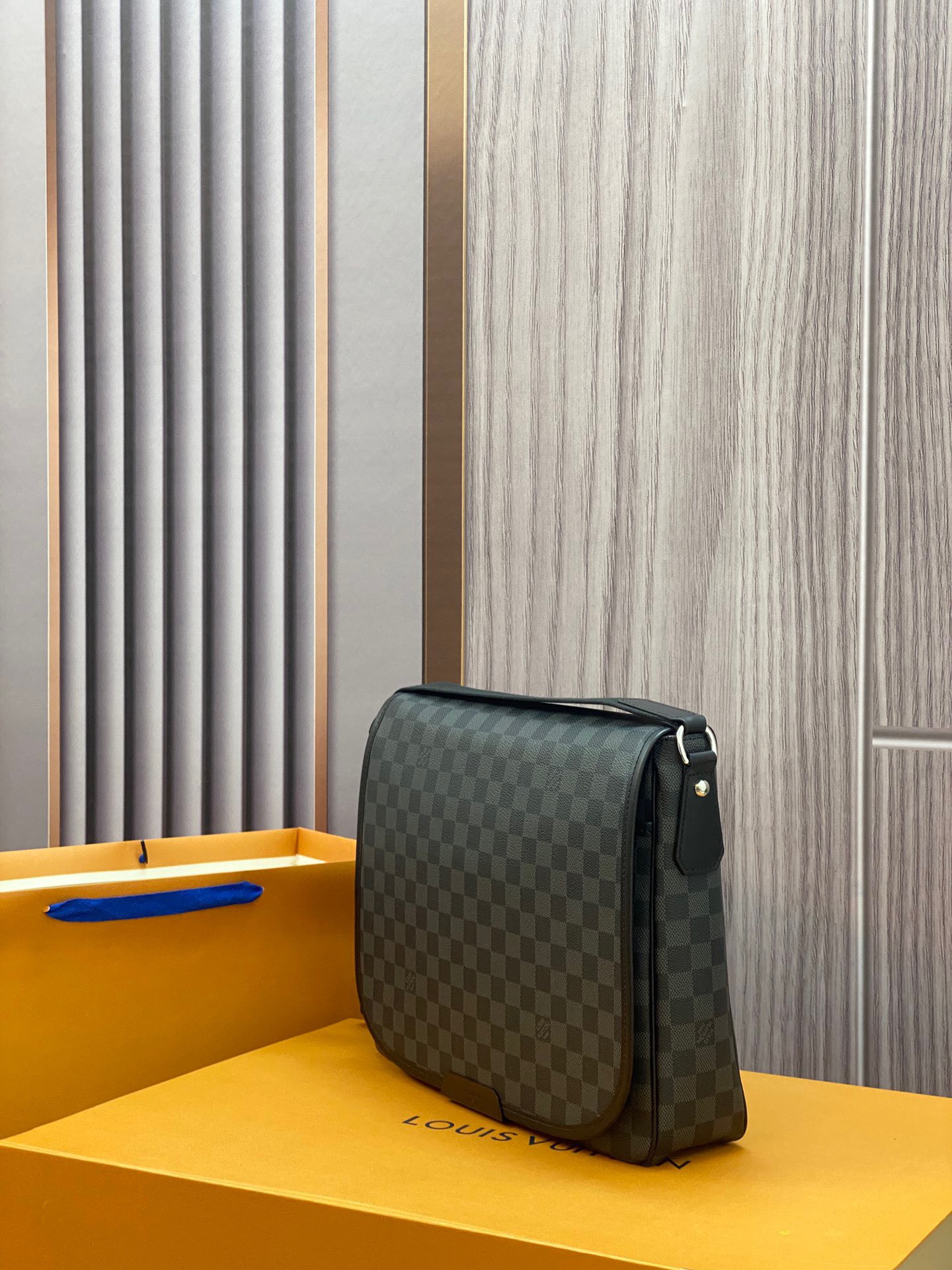 z3530971570648 8dda05c1bace313b56c6ccc2e297d405 - T&uacute;i x&aacute;ch nam Louis Vuitton Si&ecirc;u Cấp TXNLV2546