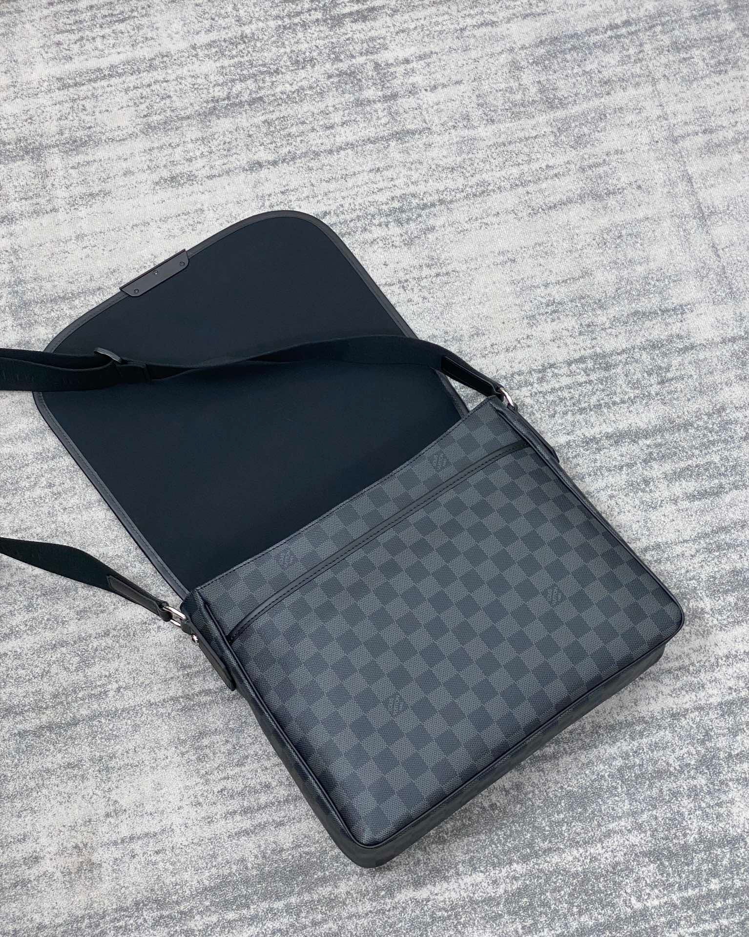 z3530971599758 986513df4ade2c764cc31a6fffcd978e - T&uacute;i x&aacute;ch nam Louis Vuitton Si&ecirc;u Cấp TXNLV2546
