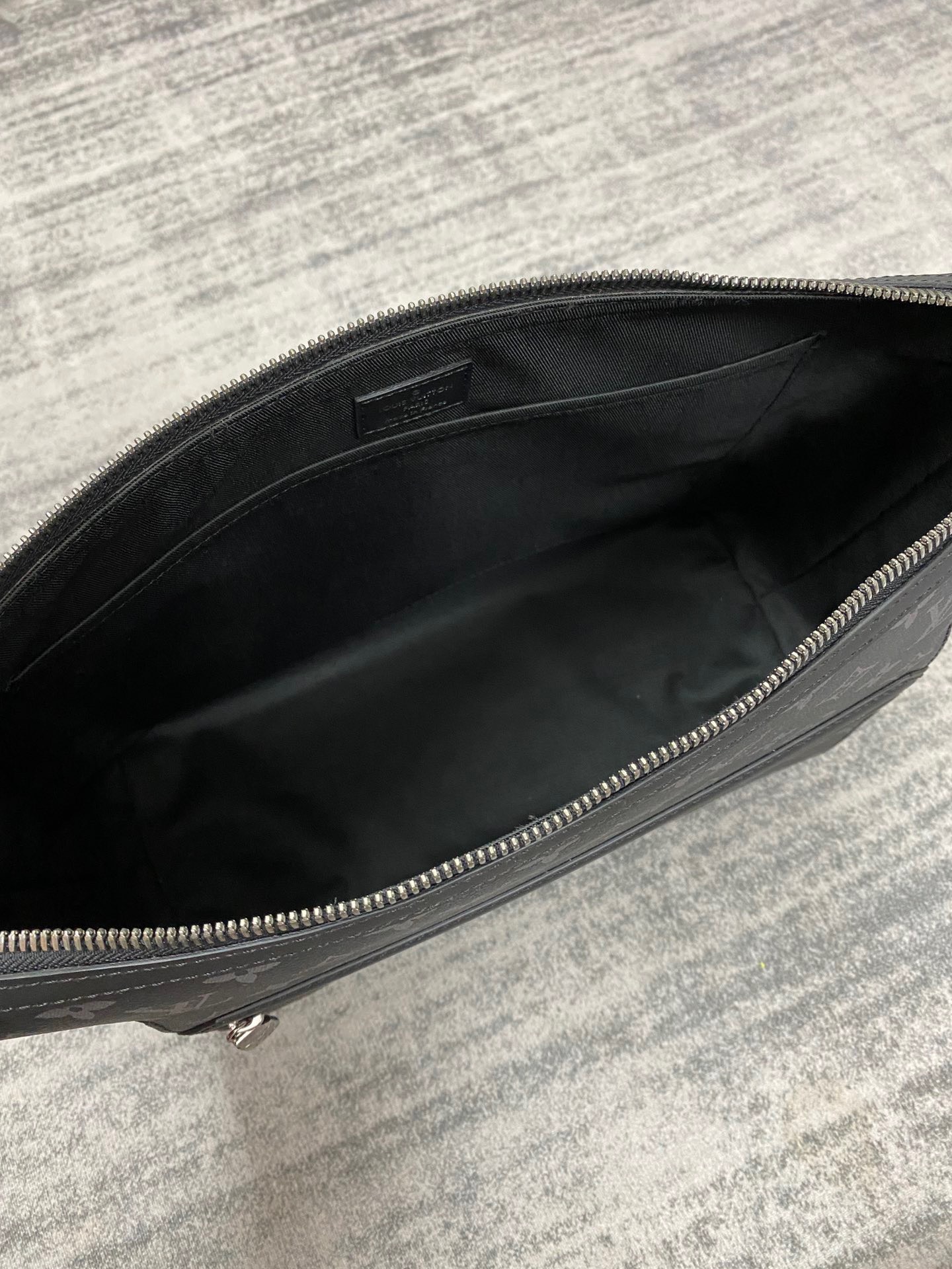 z3530972651539 87872841af802ae2d9b02b6d095a19e0 - Túi xách nam Louis Vuitton Siêu Cấp TXNLV2547 z3530972651539 87872841af802ae2d9b02b6d095a19e0 - Túi xách nam Louis Vuitton Siêu Cấp TXNLV2547