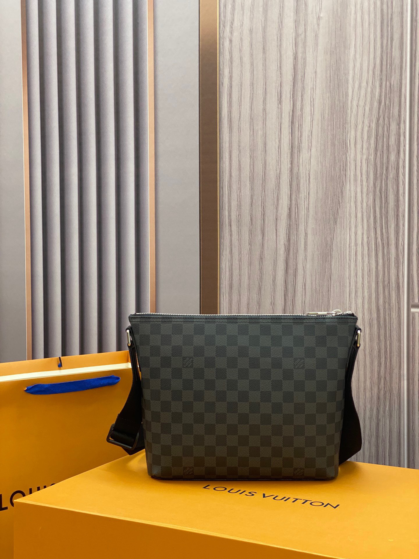 z3530973135270 ce9447819d9dd3708c2997a28be7f3a2 - T&uacute;i x&aacute;ch nam Louis Vuitton Si&ecirc;u Cấp TXNLV2549