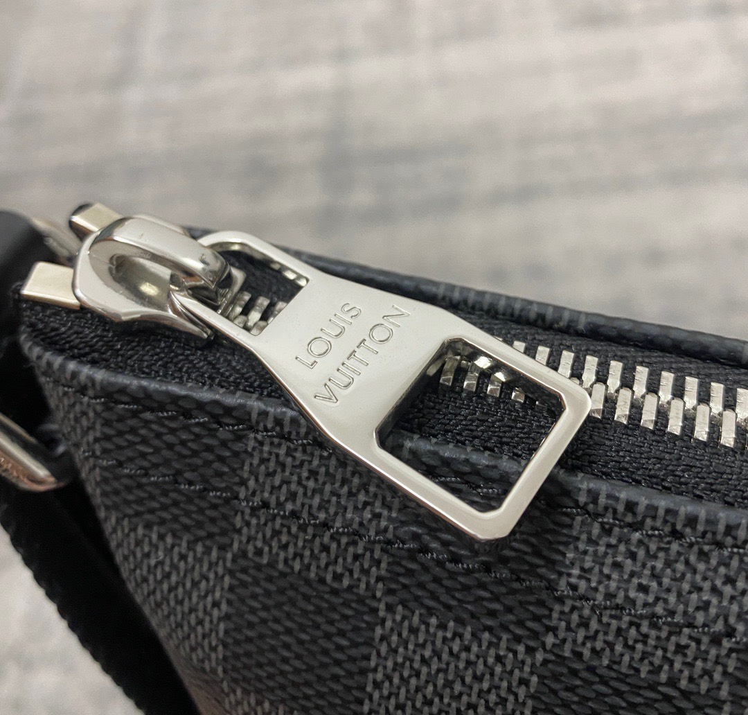 z3530973990234 b05b0efded8df02b1752f13103b7eef9 - T&uacute;i x&aacute;ch nam Louis Vuitton Si&ecirc;u Cấp TXNLV2550