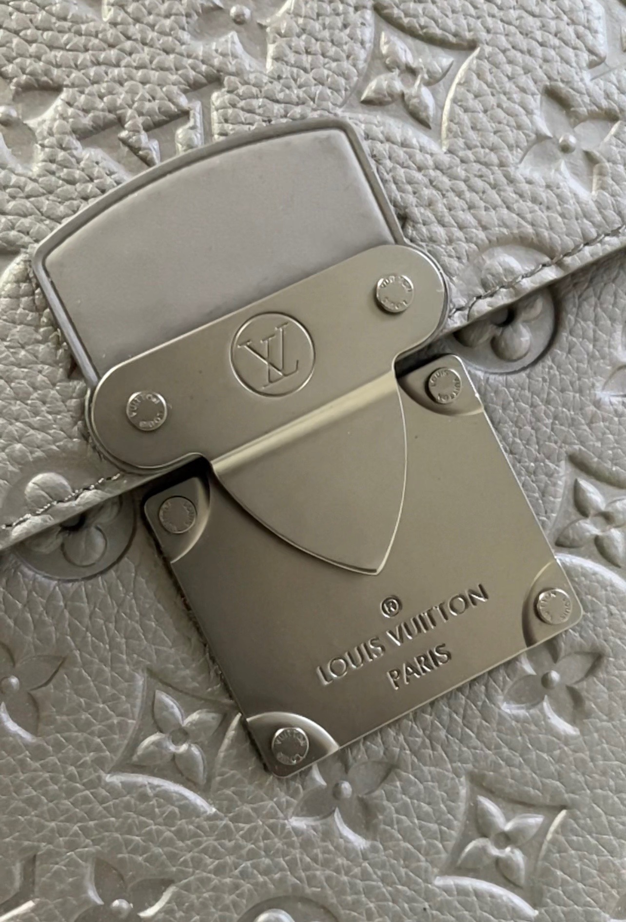 z3553194243473 580efc1dac8d8cc8219e74330a89c7f7 - T&uacute;i x&aacute;ch nam Louis Vuitton Si&ecirc;u Cấp TXNLV2573