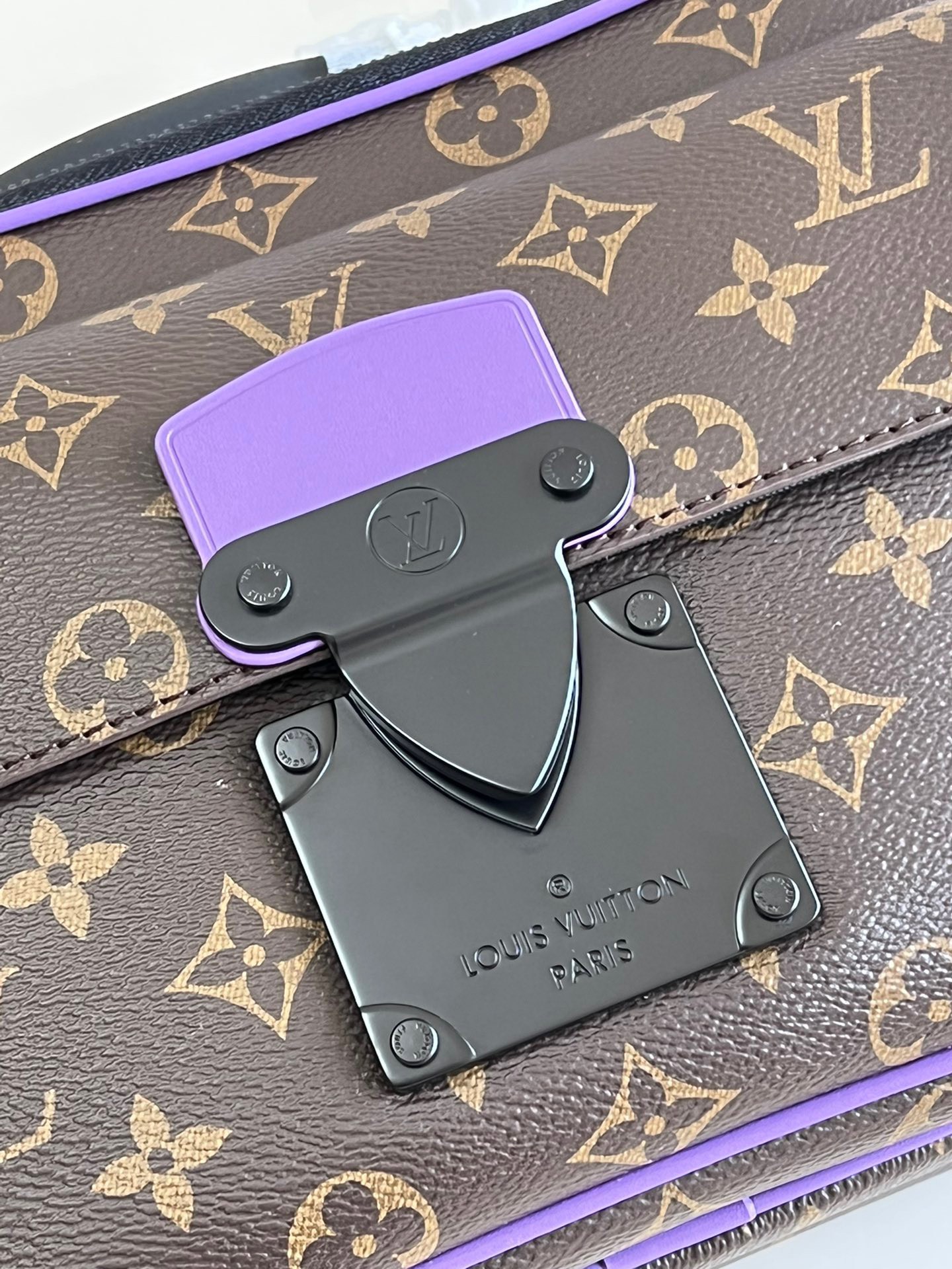 z3617784836302 a52284a2585ec3b7a30018dbf648ef6b - T&uacute;i x&aacute;ch nam Louis Vuitton Si&ecirc;u Cấp TXNLV2623