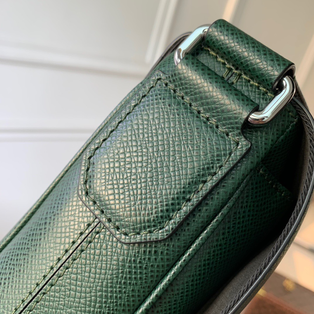 z3744513882080 5ed22c482dd641c0d531e13ddbe5b601 - Túi xách nam Louis Vuitton Siêu Cấp TXNLV2732 z3744513882080 5ed22c482dd641c0d531e13ddbe5b601 - Túi xách nam Louis Vuitton Siêu Cấp TXNLV2732
