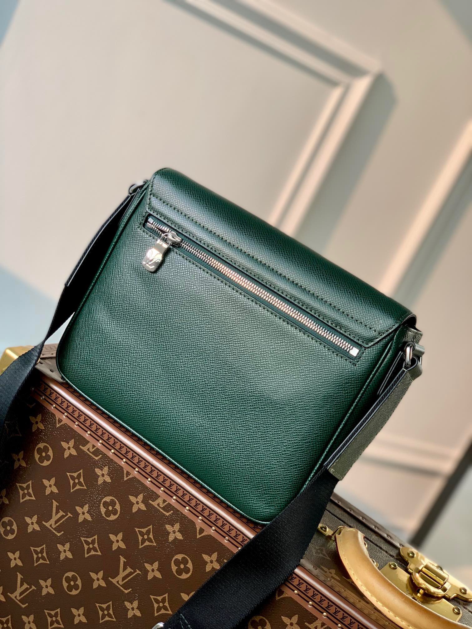 z3744513910809 e575ab049b0417427cd58d97b9b49c35 - Túi xách nam Louis Vuitton Siêu Cấp TXNLV2732 z3744513910809 e575ab049b0417427cd58d97b9b49c35 - Túi xách nam Louis Vuitton Siêu Cấp TXNLV2732
