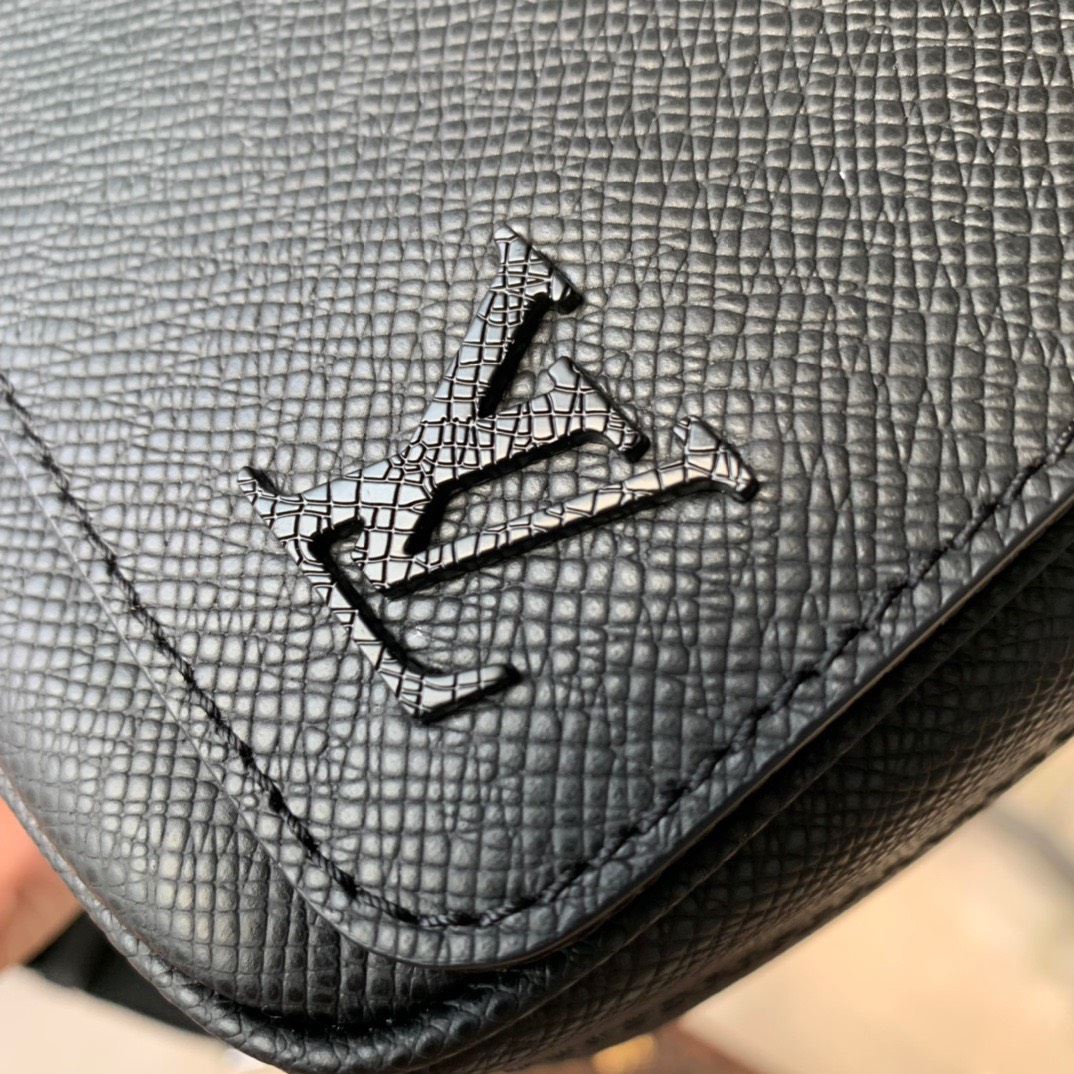 z3744515084174 c5ecb76d49c6e23c6b18d755a4974261 - T&uacute;i x&aacute;ch nam Louis Vuitton Si&ecirc;u Cấp TXNLV2734