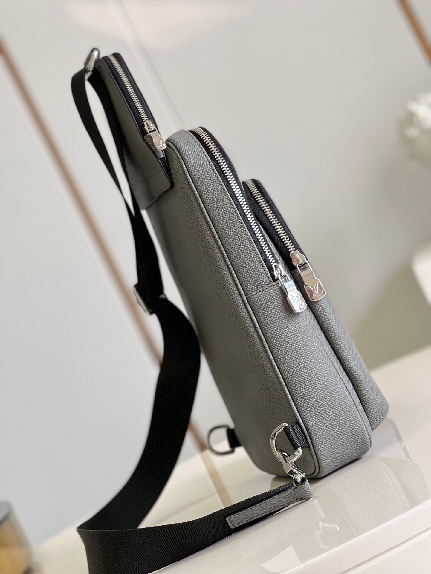 z3759690766755 d1a50f5b1b7171c889f450d56f289ad1 - T&uacute;i x&aacute;ch nam Louis Vuitton Si&ecirc;u Cấp TXNLV2740