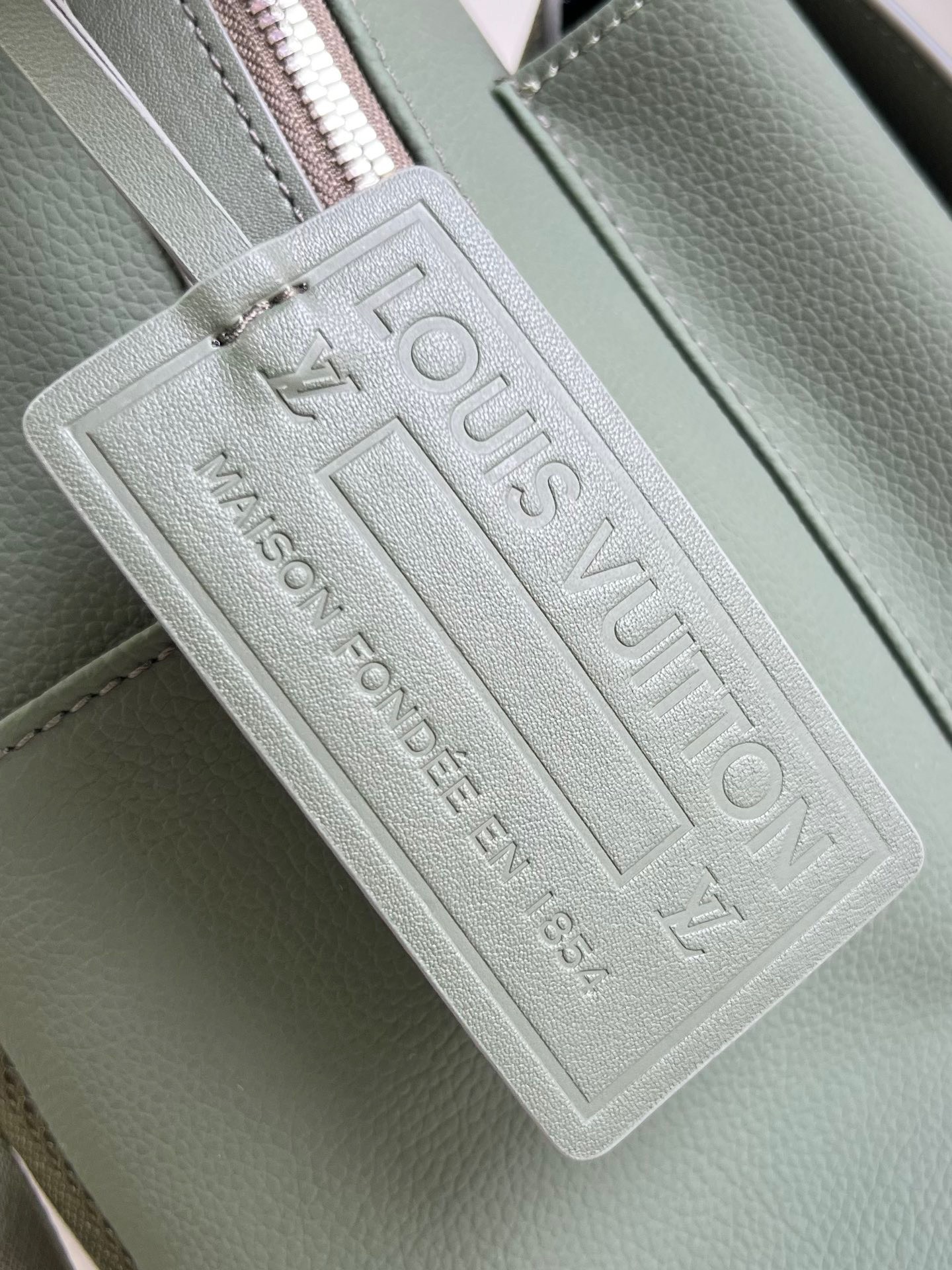 z3759693161925 3cabb66cf4aebafe6e11217bb263b056 - T&uacute;i x&aacute;ch nam Louis Vuitton Si&ecirc;u Cấp TXNLV2744