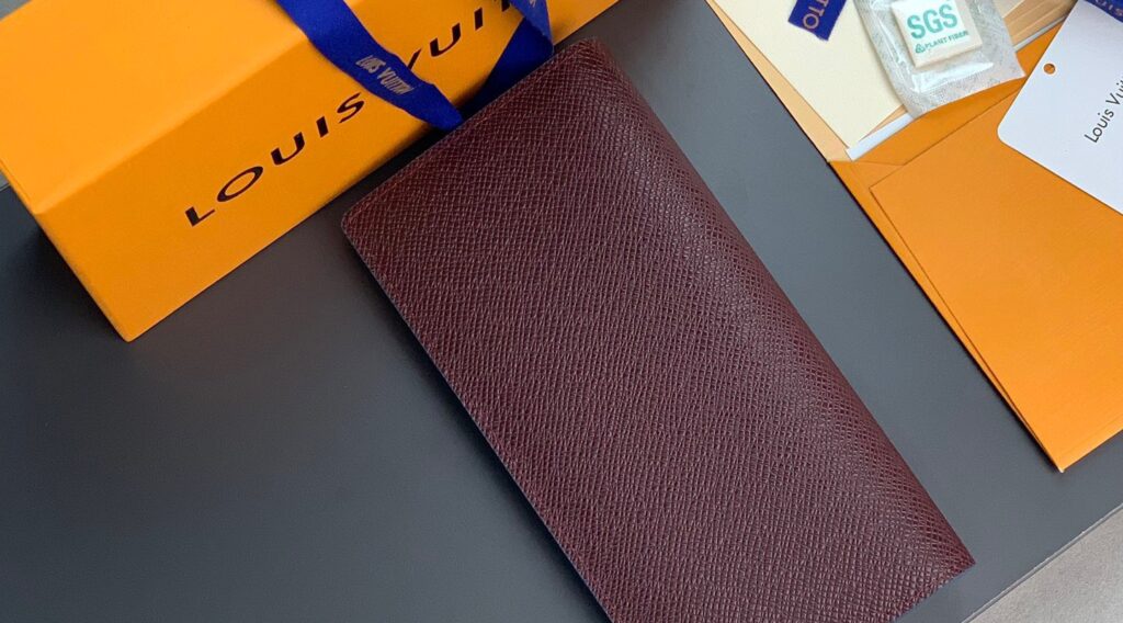 z3827507064625 98955f084c8f66e0e22ffa56c33292cd 1024x568 - Ví nam Louis Vuitton Siêu Cấp TXNLV2820 z3827507064625 98955f084c8f66e0e22ffa56c33292cd 1024x568 - Ví nam Louis Vuitton Siêu Cấp TXNLV2820