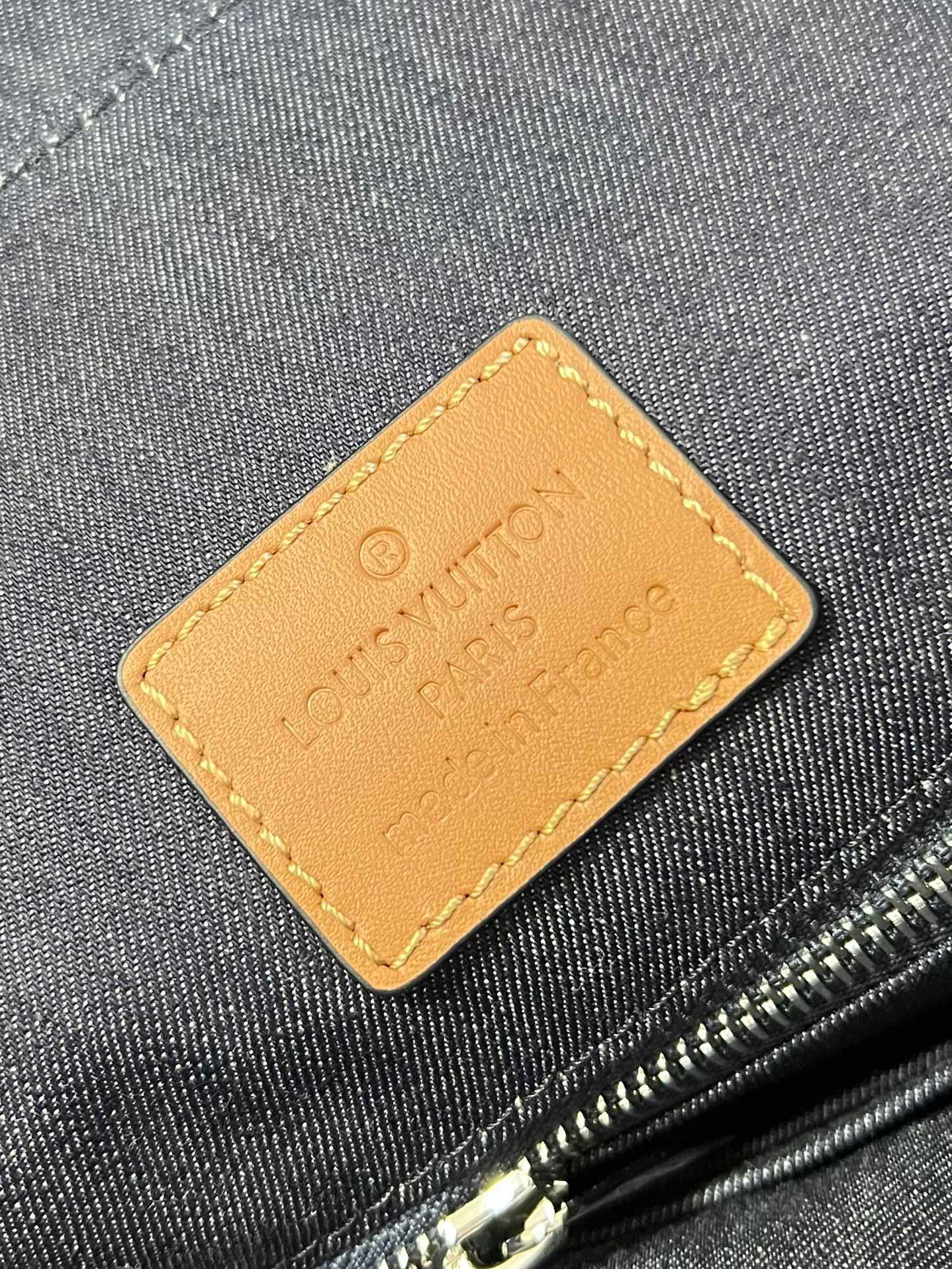 z3853574765432 2b953146c0e522de24cc6e0c11f5be99 - T&uacute;i x&aacute;ch nam Louis Vuitton Si&ecirc;u Cấp TXNLV2852