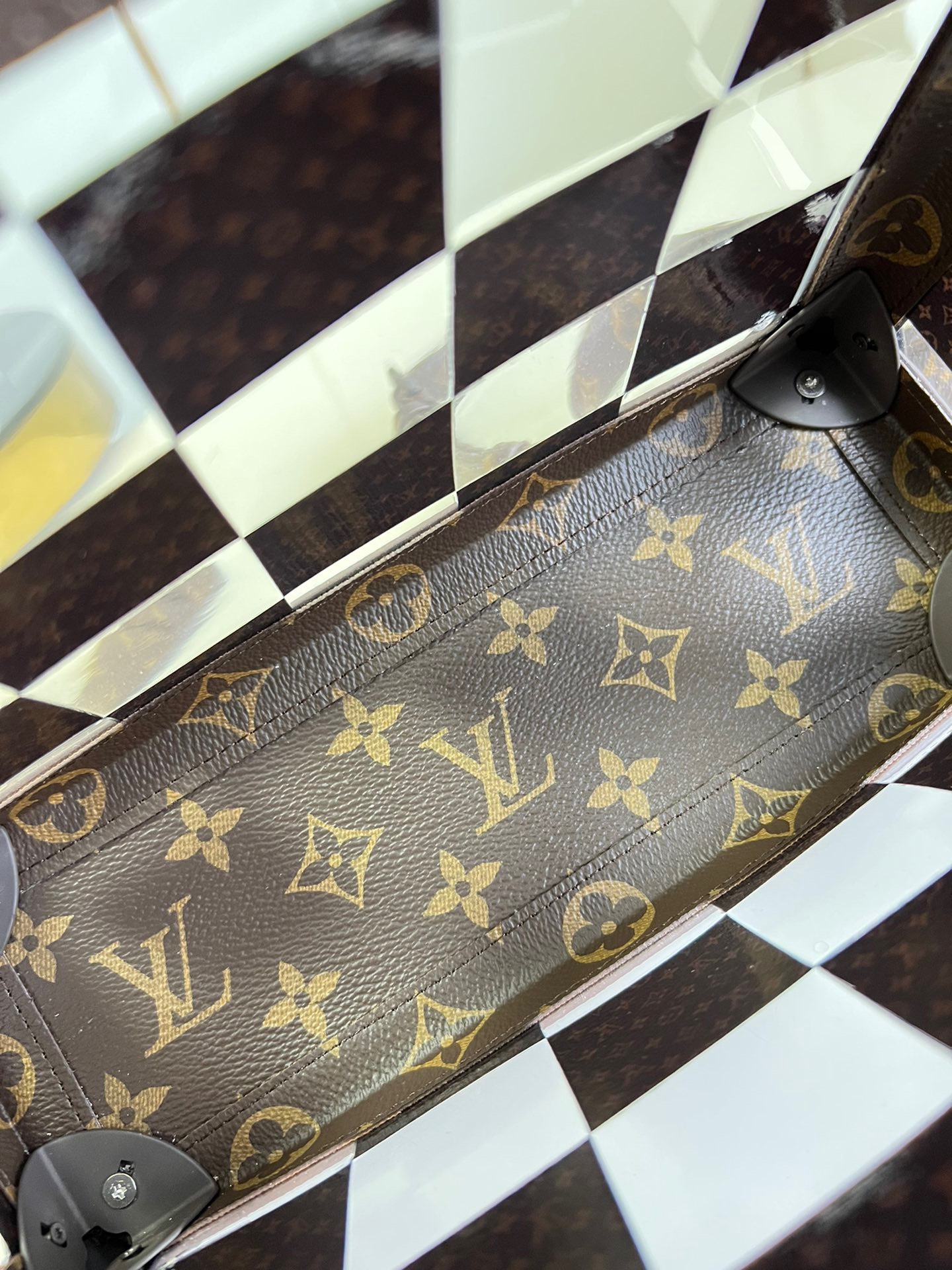 z3869283036474 77ff3ae6365e5a7ed351ae3231347600 - T&uacute;i x&aacute;ch nam Louis Vuitton Si&ecirc;u Cấp TXNLV2865