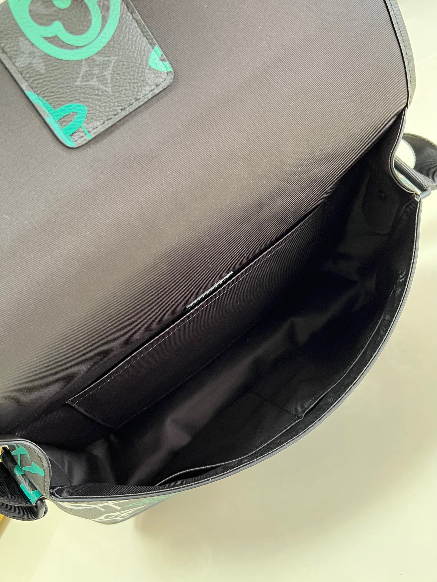 z3879394133862 2077da6bd3f73a94b2e99c56964c705c - T&uacute;i x&aacute;ch nam Louis Vuitton Si&ecirc;u Cấp TXNLV2871