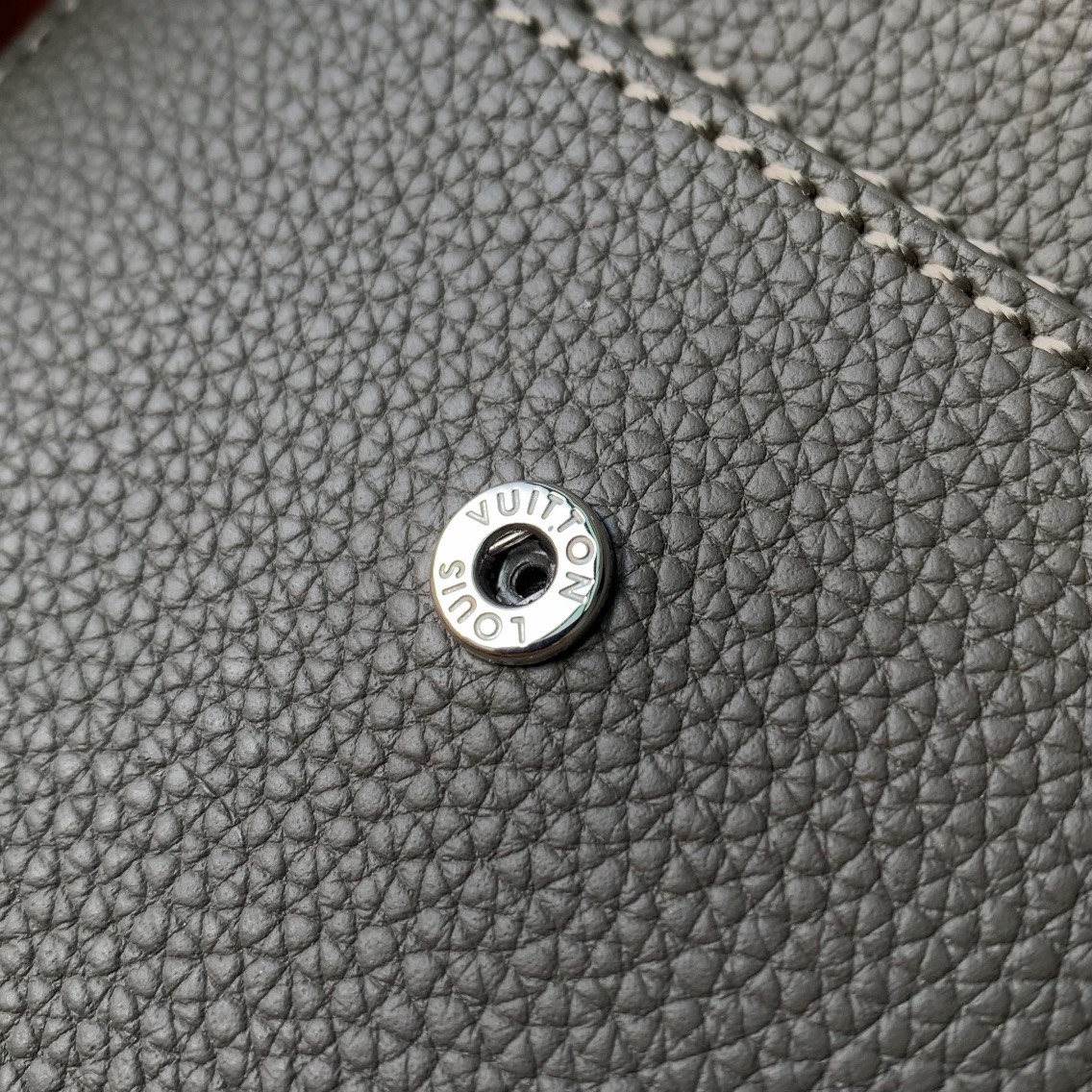 z4027865710826 1d60b8606bfb3f89e370a10dfbf95518 1 - T&uacute;i x&aacute;ch nam Louis Vuitton Si&ecirc;u Cấp TXNLV2987