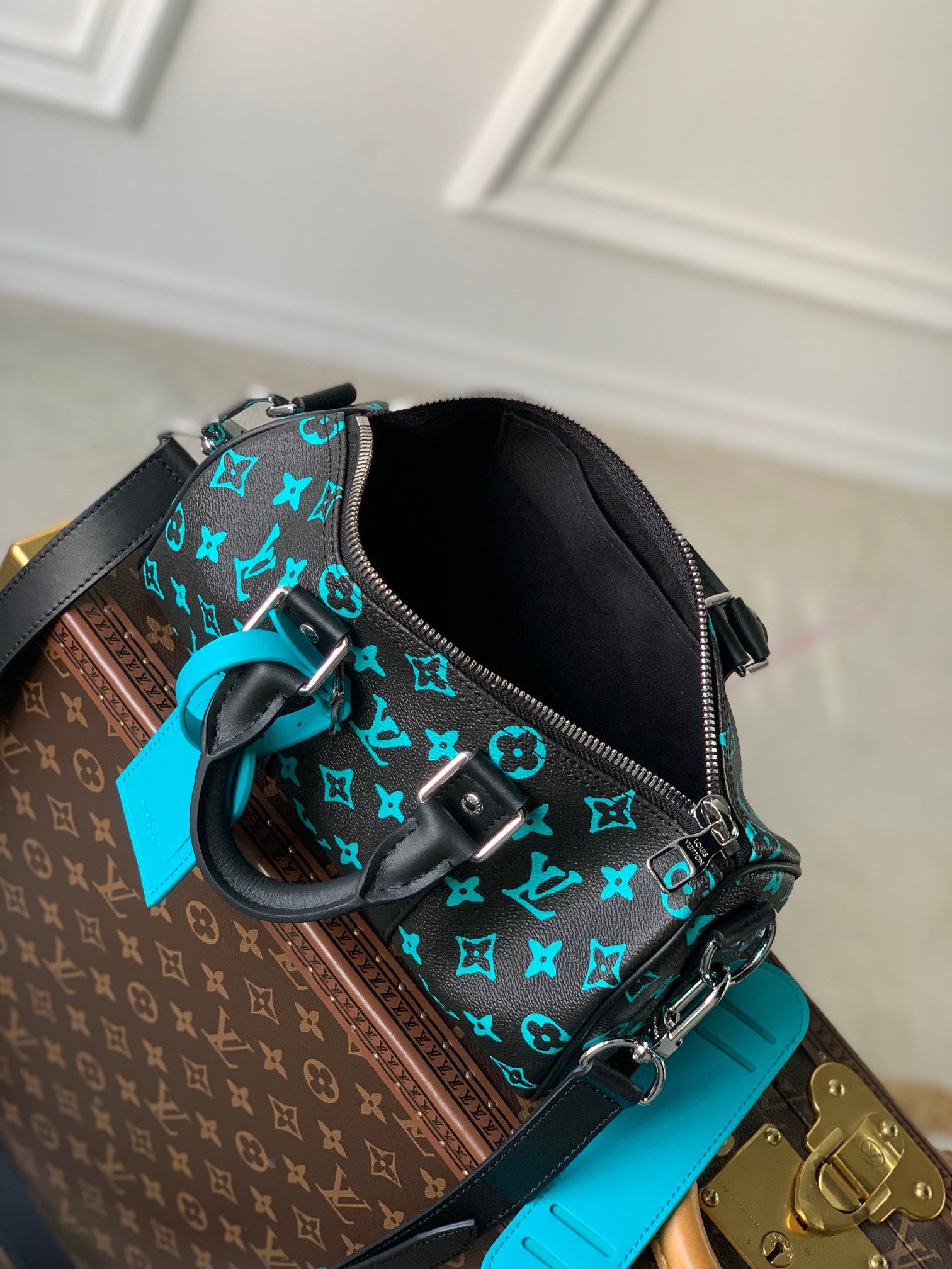 z4073202049091 bf0fd212e13c003e87b65492f86954d6 - T&uacute;i x&aacute;ch nam Louis Vuitton Si&ecirc;u Cấp TXNLV3000