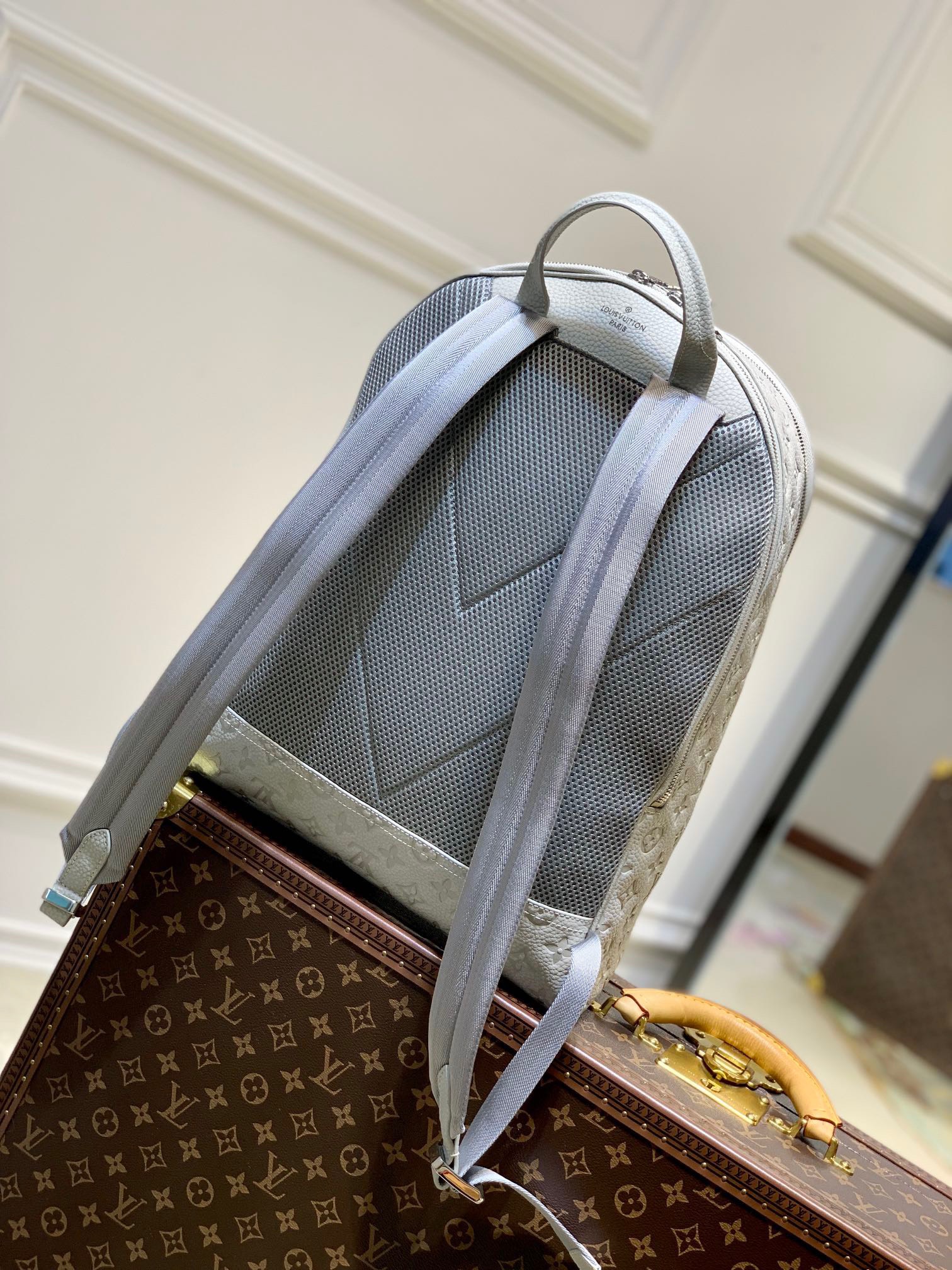 z4077926814209 d55d2e3671fd529fcdbfed7ac2aa8450 - T&uacute;i x&aacute;ch nam Louis Vuitton Si&ecirc;u Cấp TXNLV3007