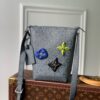 z4077927106095 6b4cd301eba7cc1a88ec4000a1ba328f 100x100 - Túi xách nam Louis Vuitton Siêu Cấp TXNLV3013