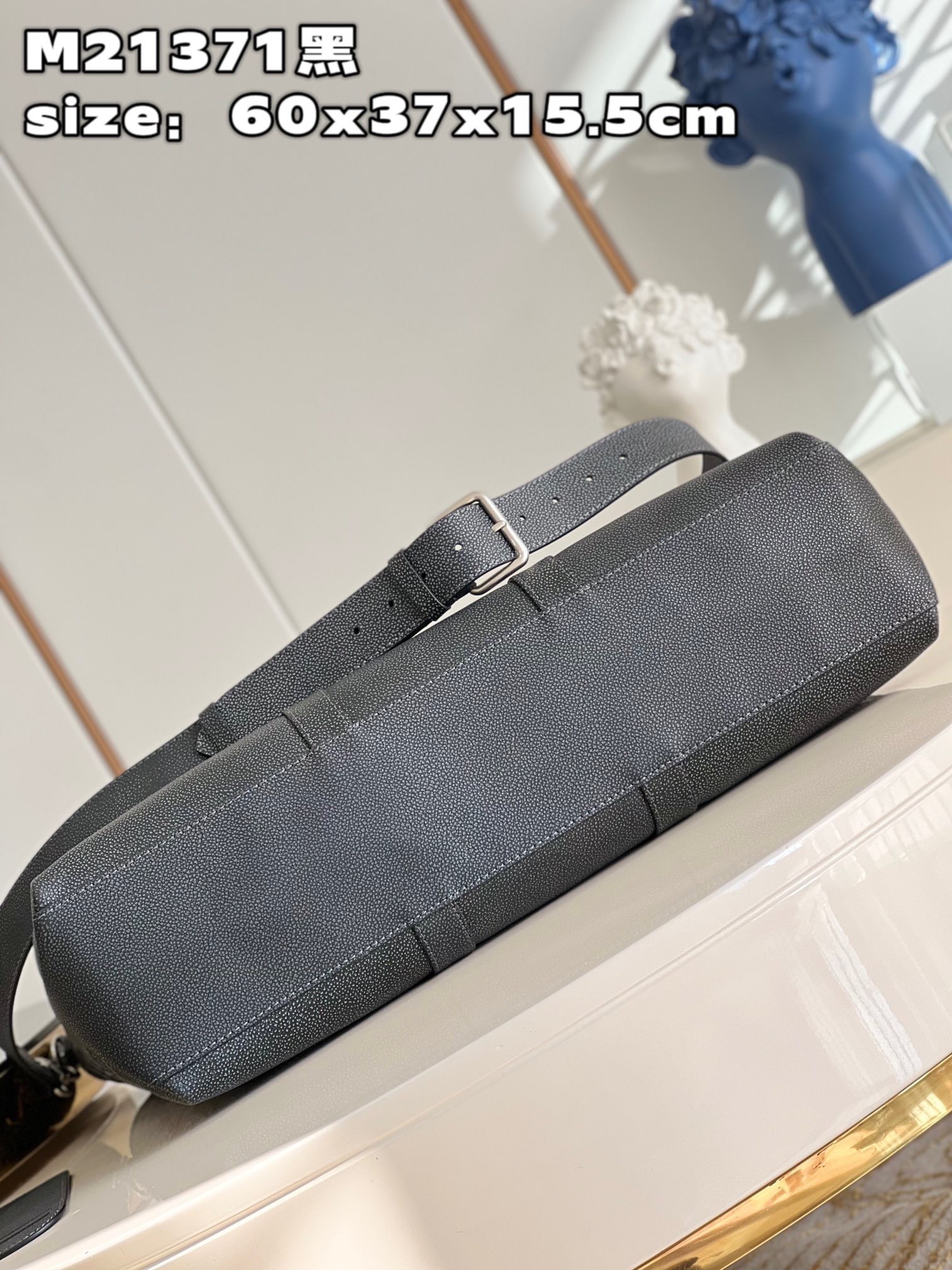 z4100660709698 9ef0d5b7565fccd0140a8259a685914d - T&uacute;i x&aacute;ch nam Louis Vuitton Si&ecirc;u Cấp TXNLV3020