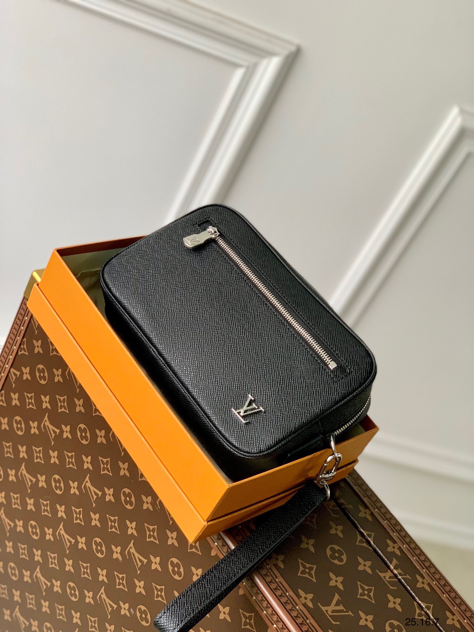 z4110896332510 1ee724fb824a938ebc47ea61032a8bda - V&iacute; nam Louis Vuitton Si&ecirc;u Cấp TXNLV3029