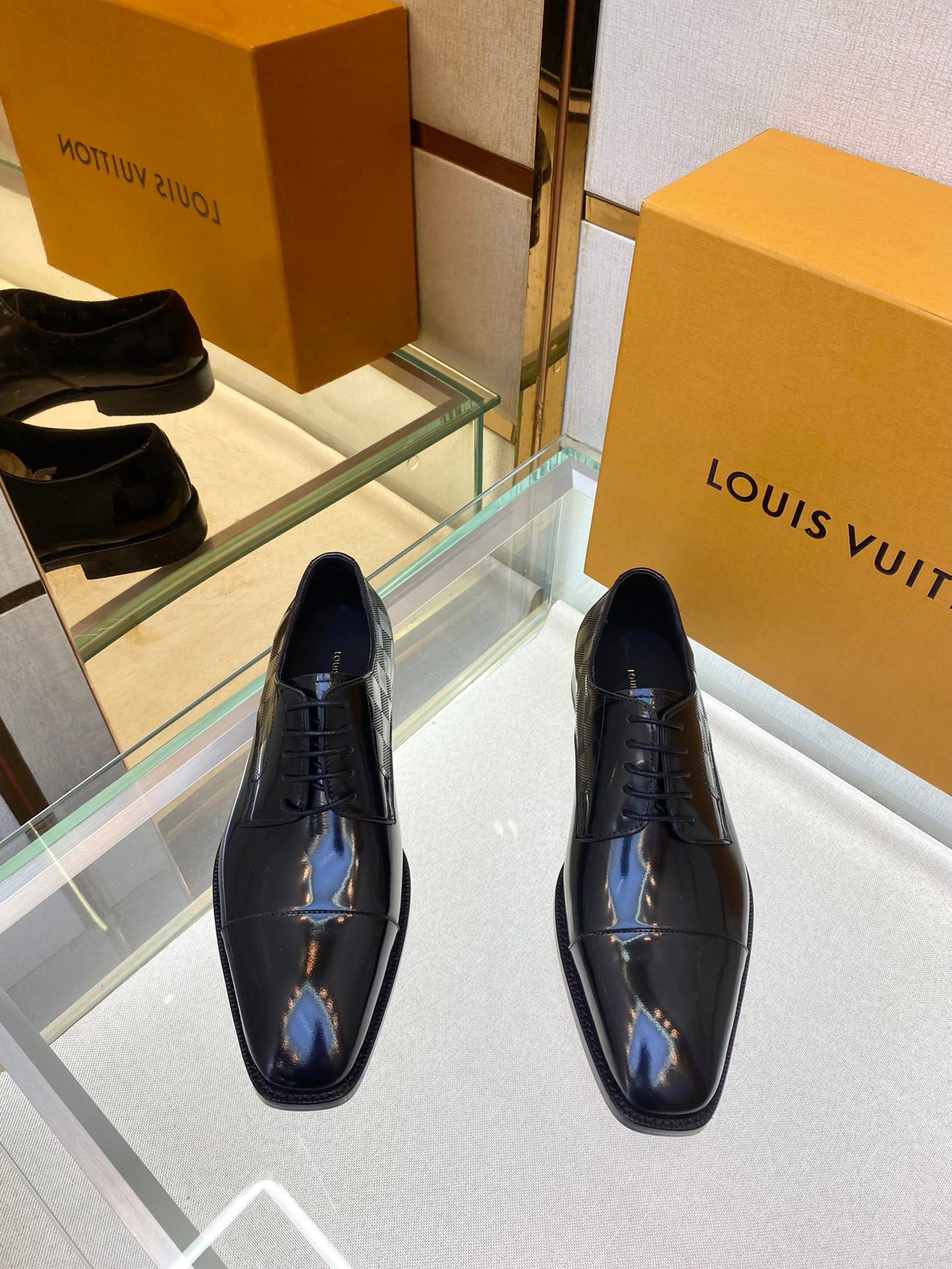z4118582809603 d0c4b6fa97b33e74ab4fe9bb509aced1 - Gi&agrave;y Nam Louis Vuitton Si&ecirc;u Cấp GNLV3037