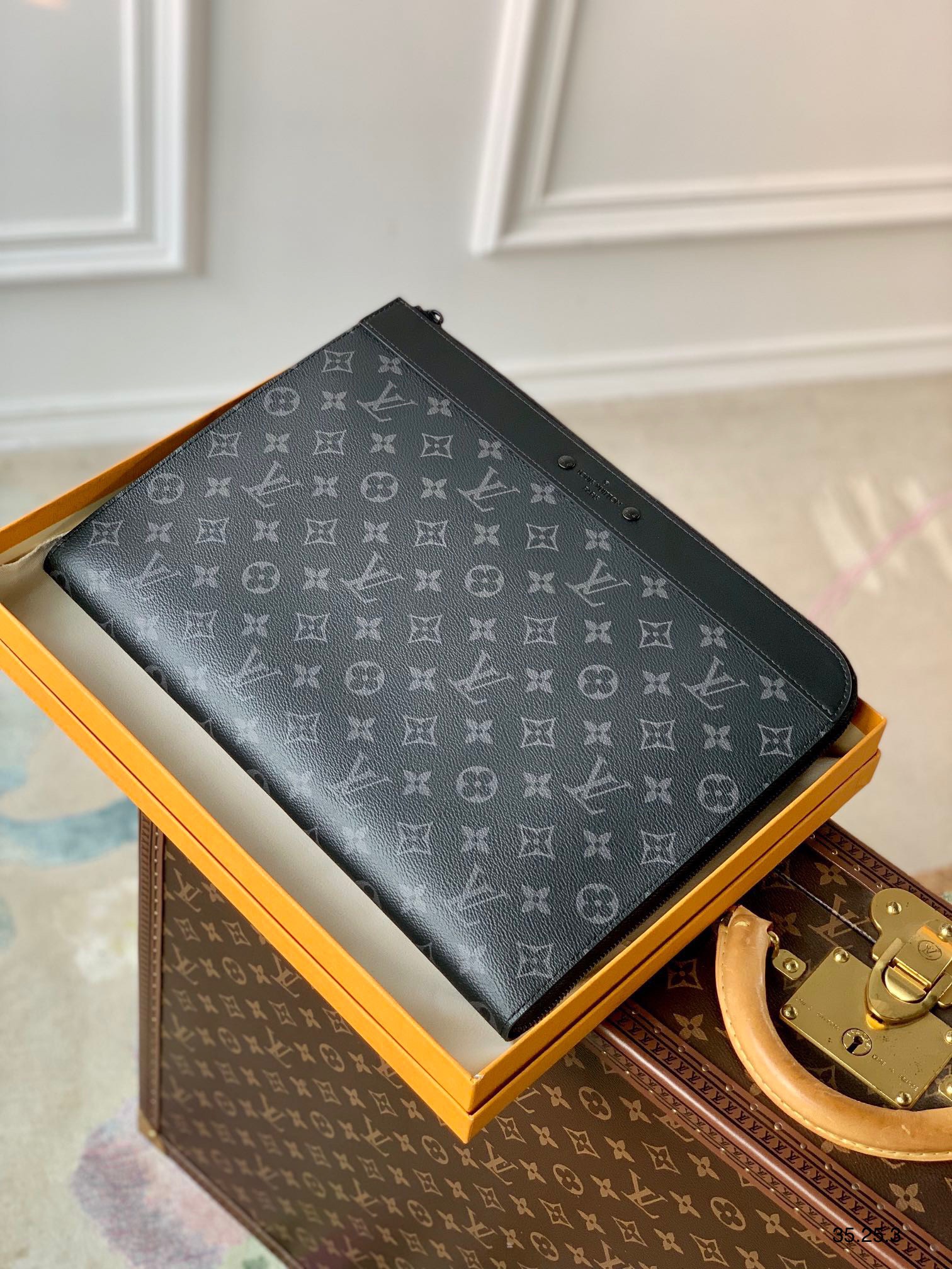 z4165557368348 4dc918d6618cdbcb2e0ef854b4552b45 1 - V&iacute; nam Louis Vuitton Si&ecirc;u Cấp TXNLV3064