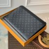 z4165557371547 99c701c518faa8ce3b827e4f09e7cc6d 1 100x100 - Ví nam Louis Vuitton Siêu Cấp TXNLV3063