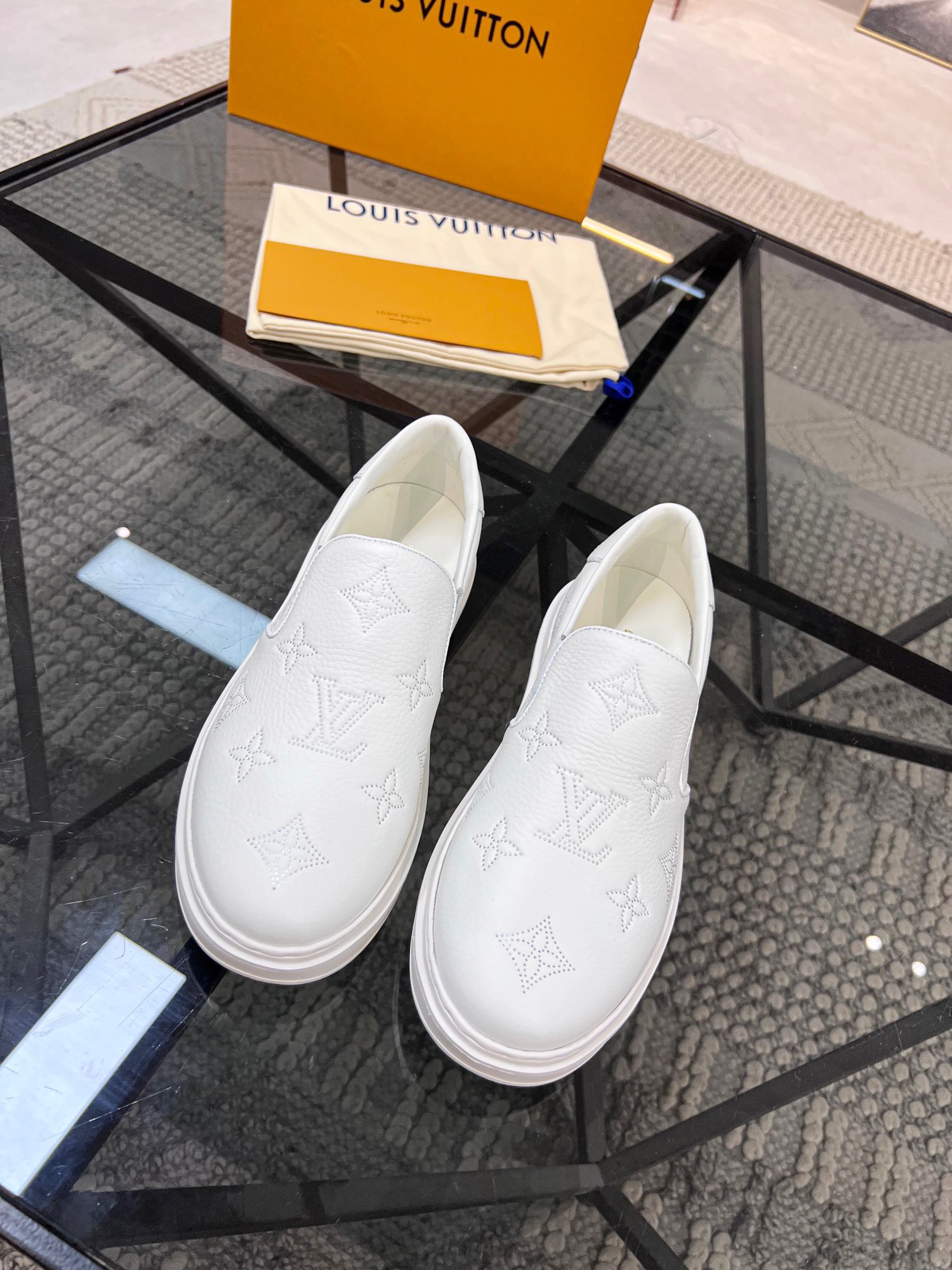 z4168439700977 1407b5340856a98d194e8845e7cea464 - Gi&agrave;y Nam Louis Vuitton Si&ecirc;u Cấp GNLV3066