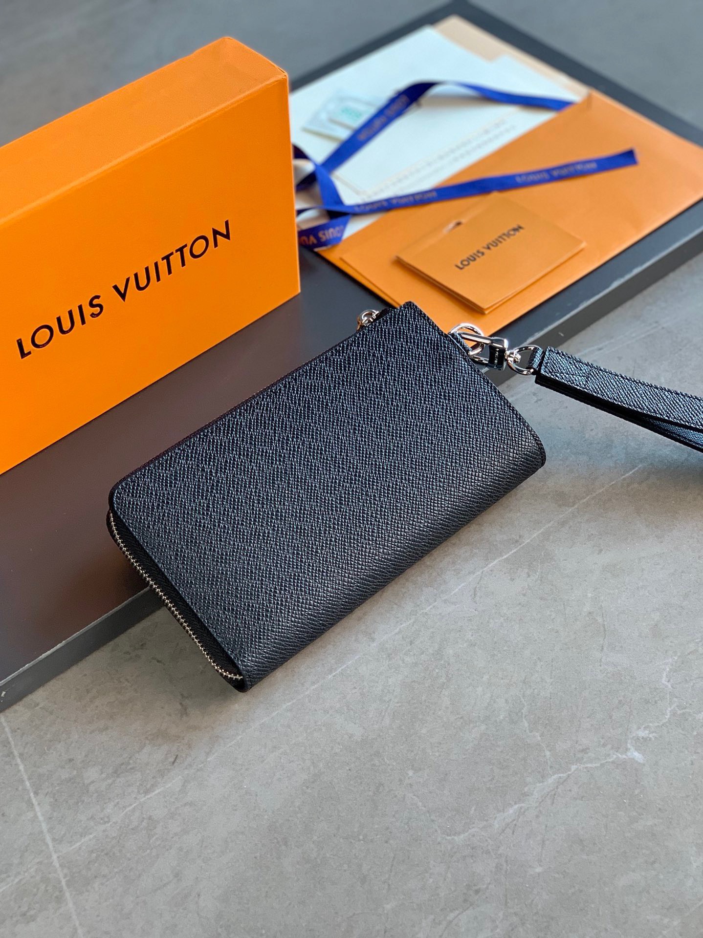 z4201807005184 75ee4170f0b4f876aac52612c4a2561d - V&iacute; nam Louis Vuitton Si&ecirc;u Cấp TXNLV3093