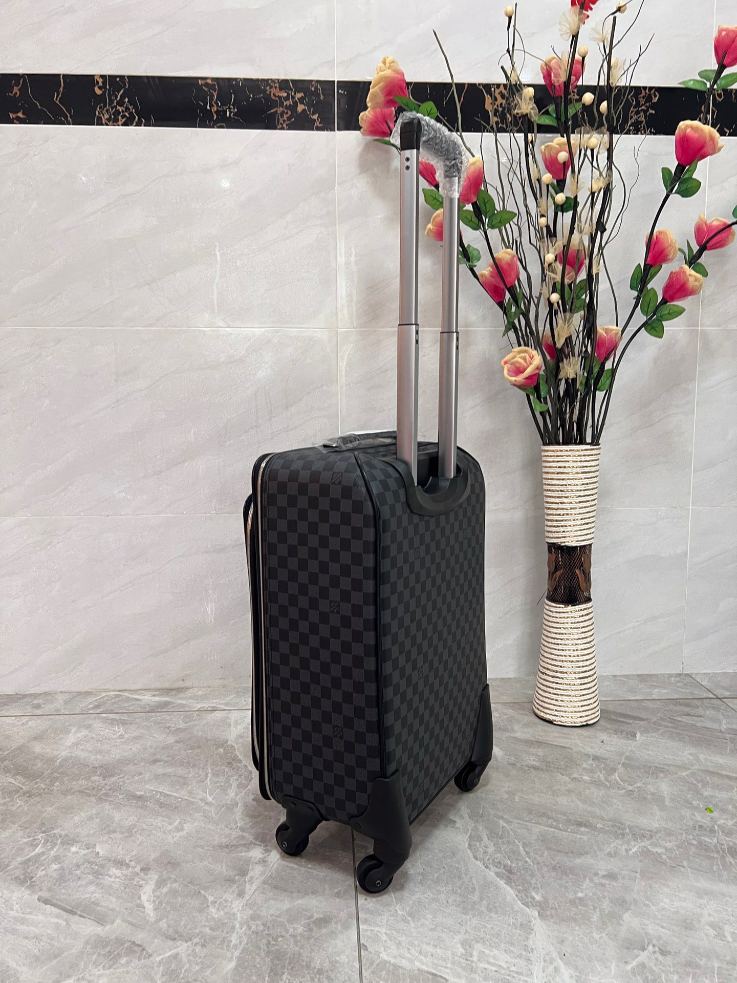 z4257811988528 695da72d85e48454eb7b417c0dfb6c38 - Vali Louis Vuitton si&ecirc;u cấp VLLV3135