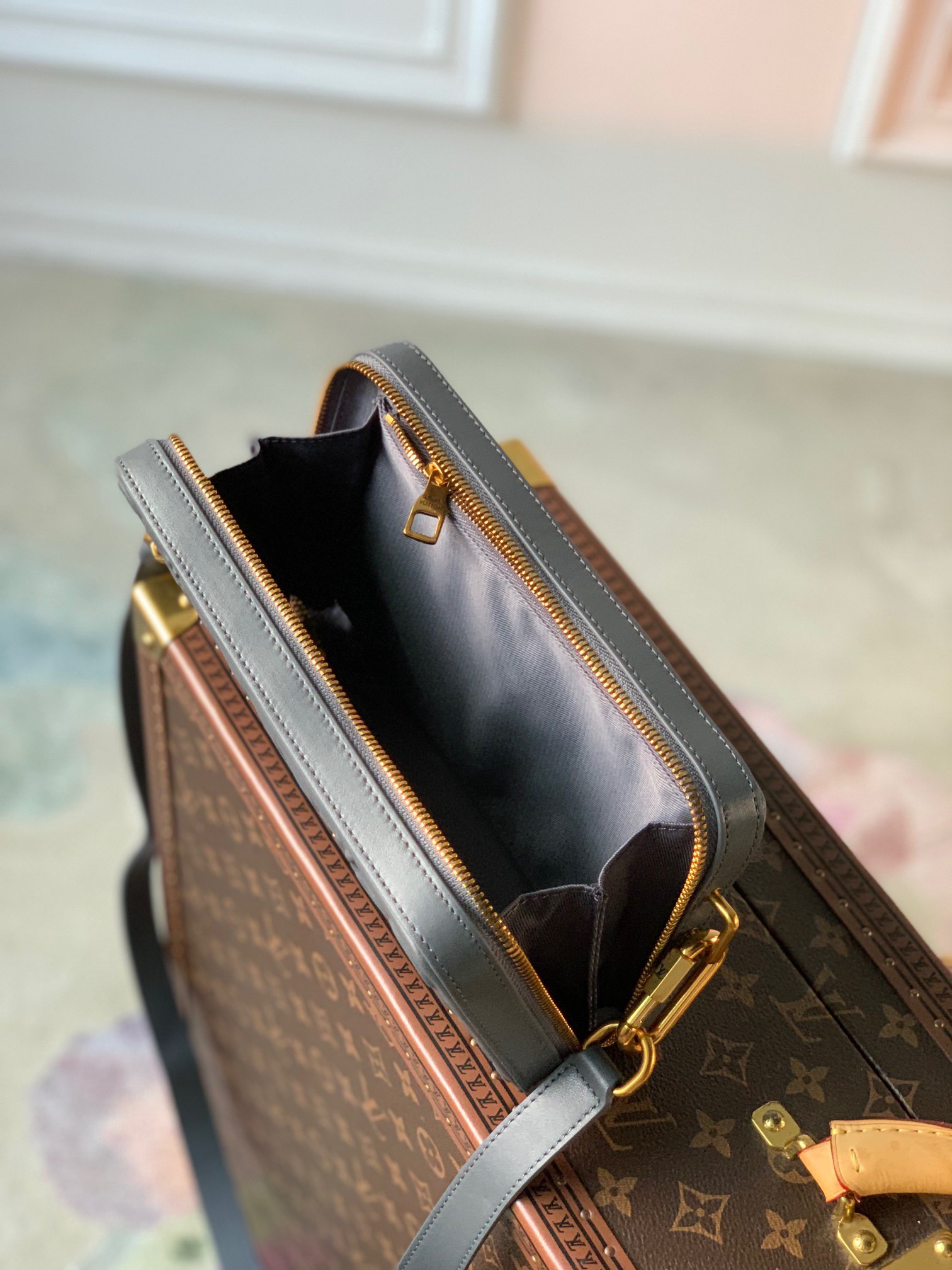 z4385936198483 ca65950b7be8fd3ea4506d6f161f2ed6 - T&uacute;i x&aacute;ch nam Louis Vuitton Si&ecirc;u Cấp TXNLV3203