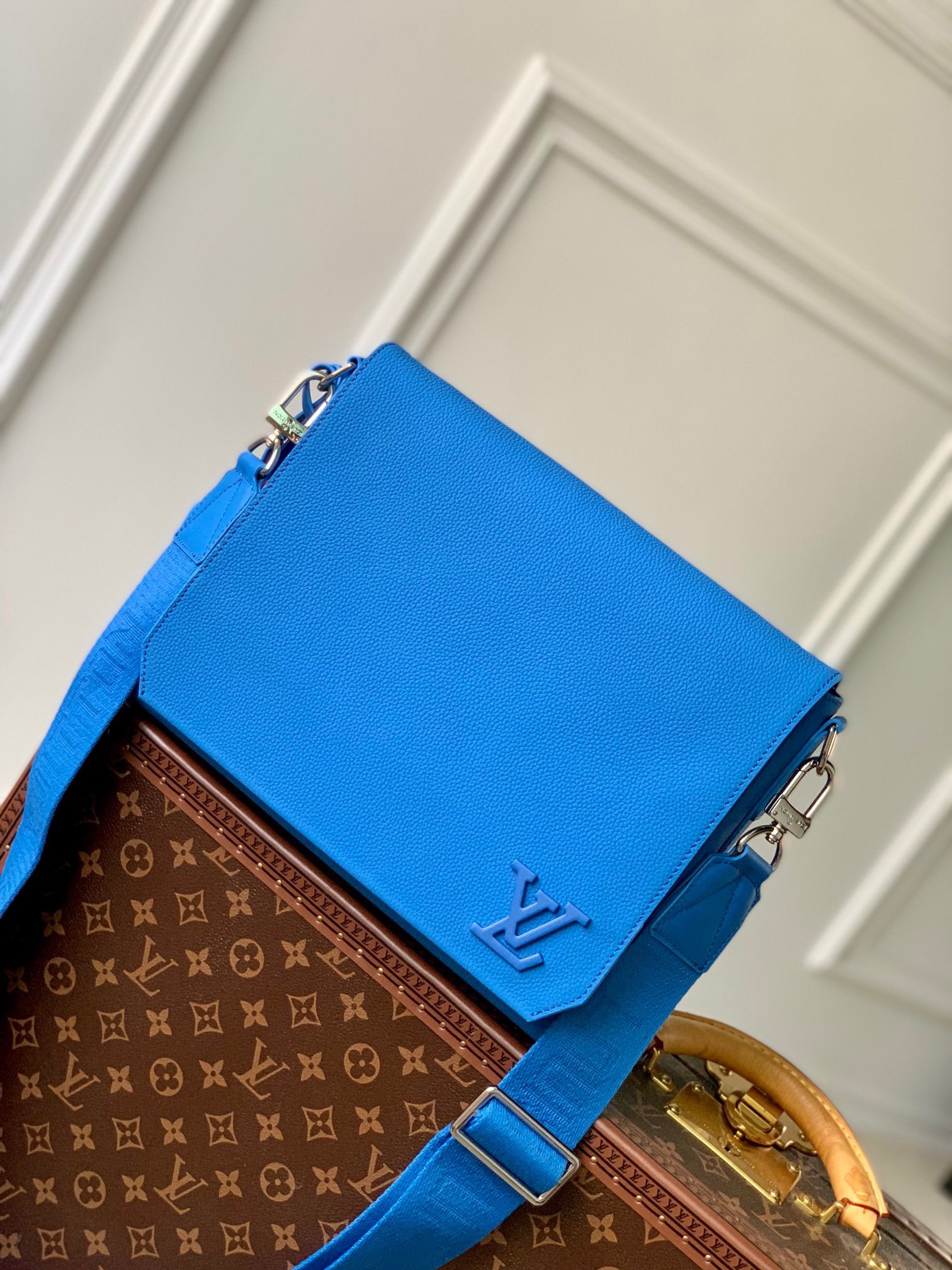 z4483950587059 38b86458ebb9d7600d18a76bb98e603c - T&uacute;i x&aacute;ch nam Louis Vuitton Si&ecirc;u Cấp TXNLV3240