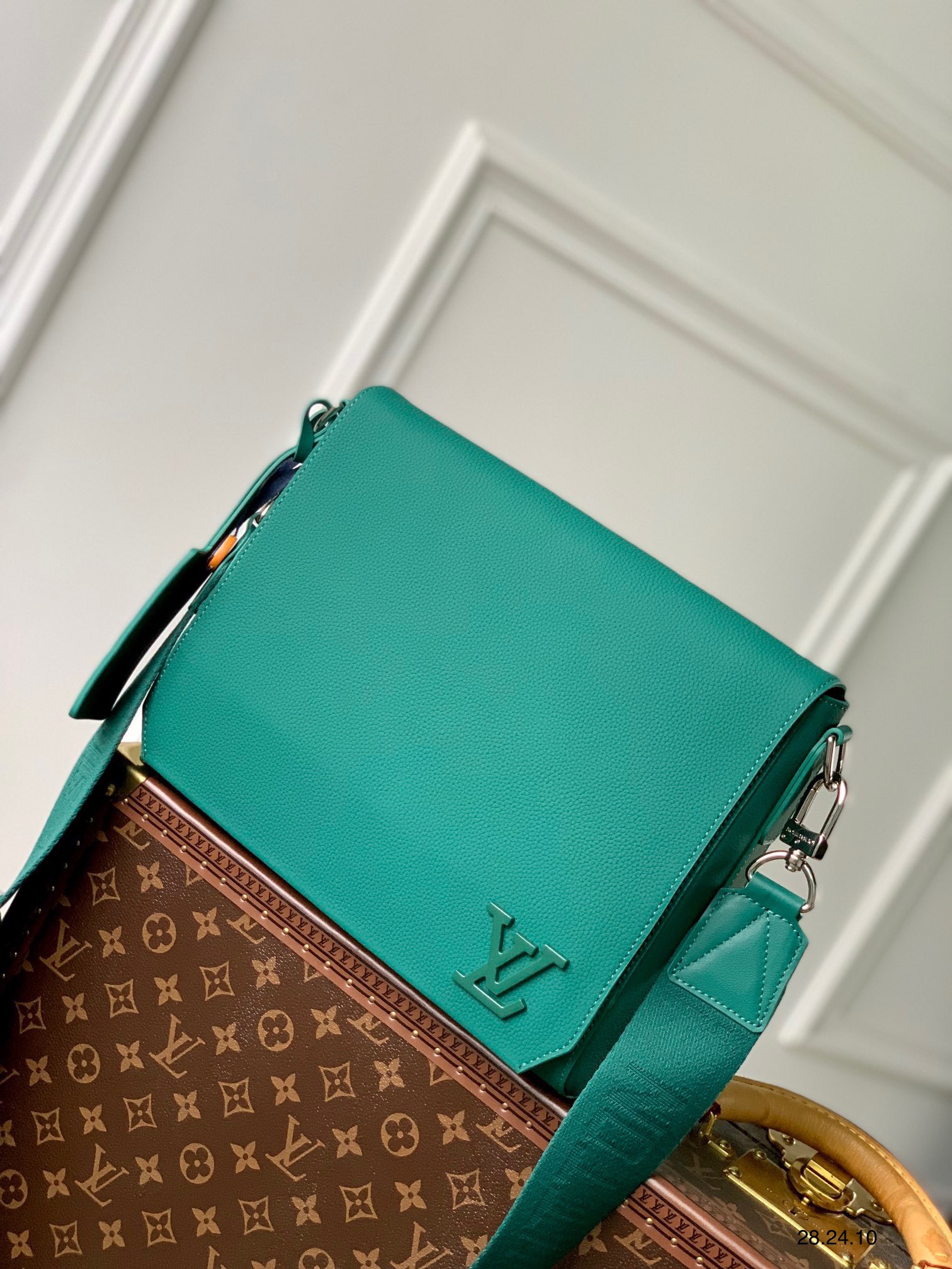 z4483950989946 b9af5f8785b15a5d730b1c00bacf5b8f - T&uacute;i x&aacute;ch nam Louis Vuitton Si&ecirc;u Cấp TXNLV3241