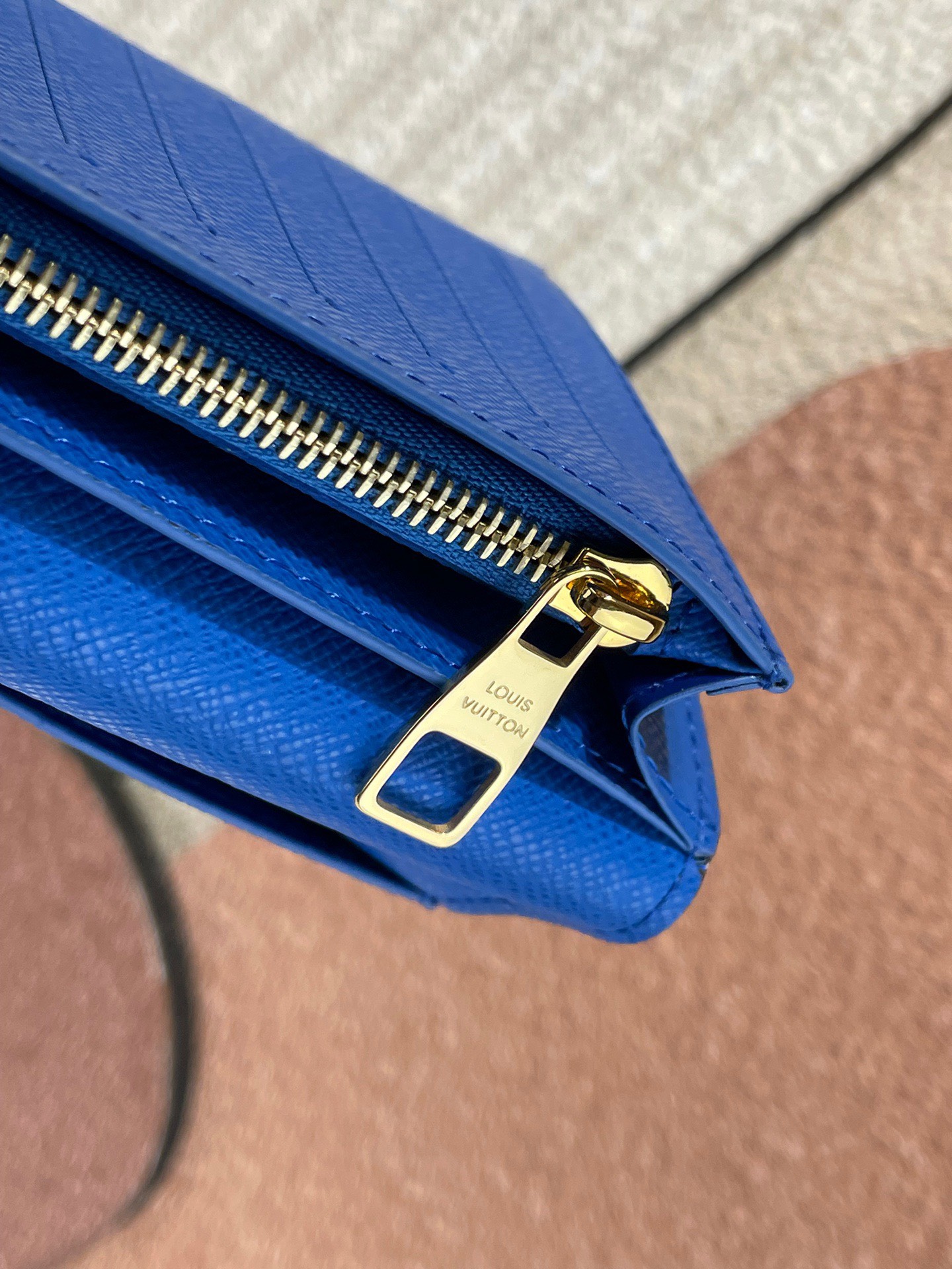 z4951125450672 7a43e9ae67bbc1455f3a73601fad0809 - V&iacute; nam Louis Vuitton Si&ecirc;u Cấp TXNLV3349
